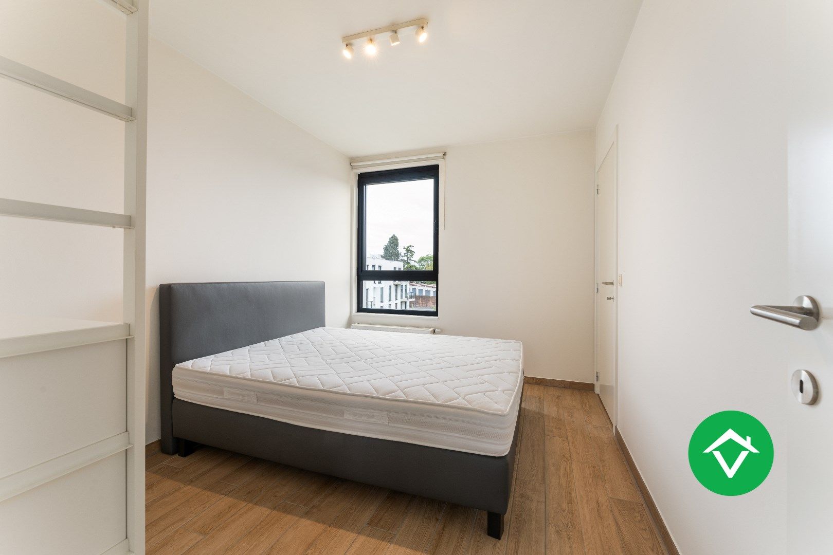 Recent, instapklaar appartement met één slaapkamer, ruim terras en autostaanplaats te Roeselare foto 15