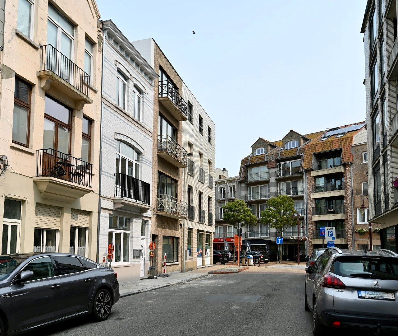 KARAKTERVOL GELIJKVLOERS APPARTEMENT MET STADSTERRASJE foto {{pictureIndex}}