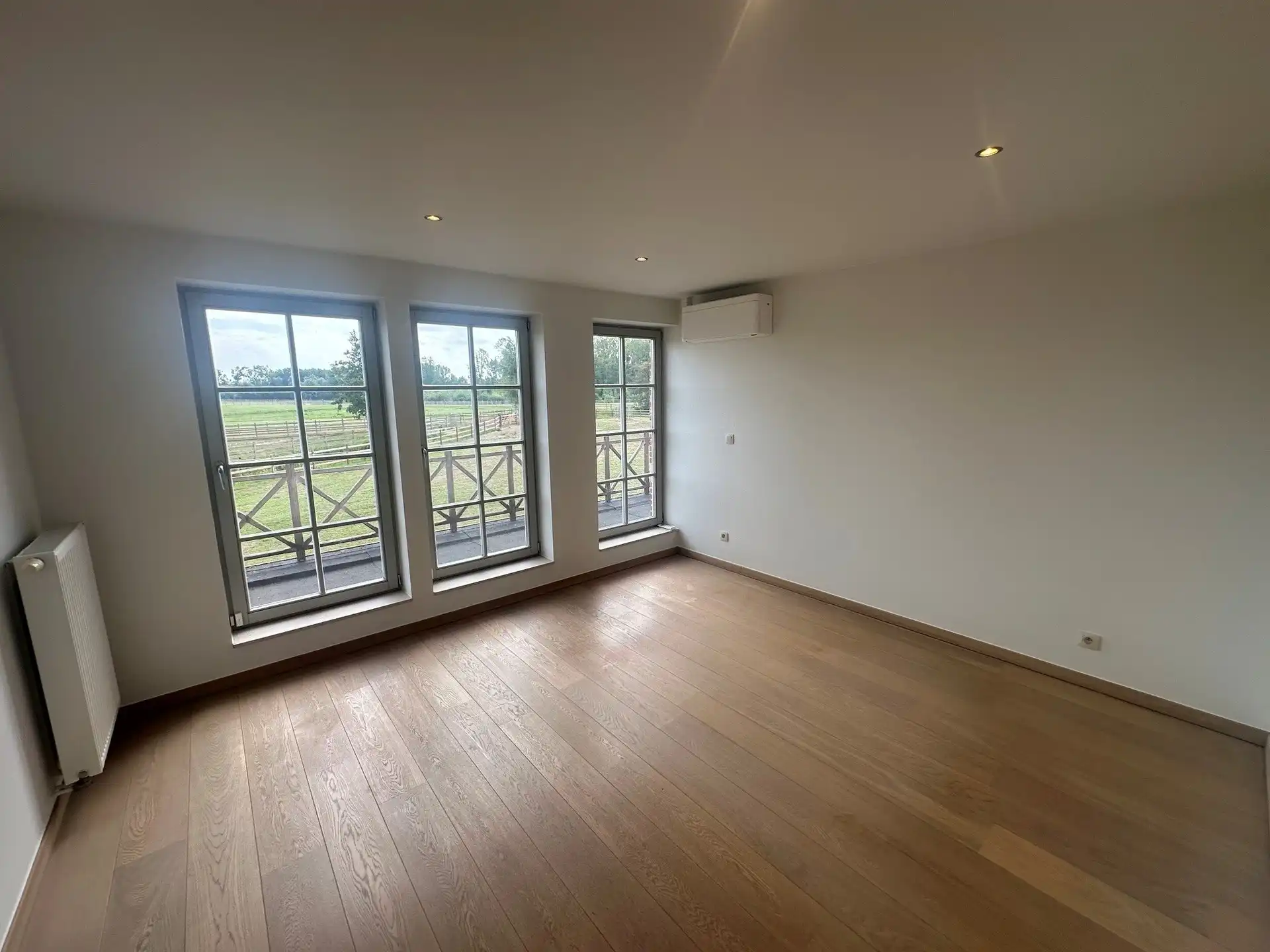 Klassevolle open bebouwing met 4 slaapkamers en prachtig landelijk uitzicht foto 15