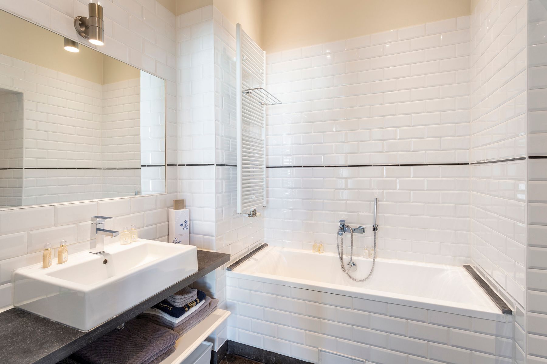 Licht en ruim bemeubeld appartement in hartje Zuid-Antwerpen foto 14