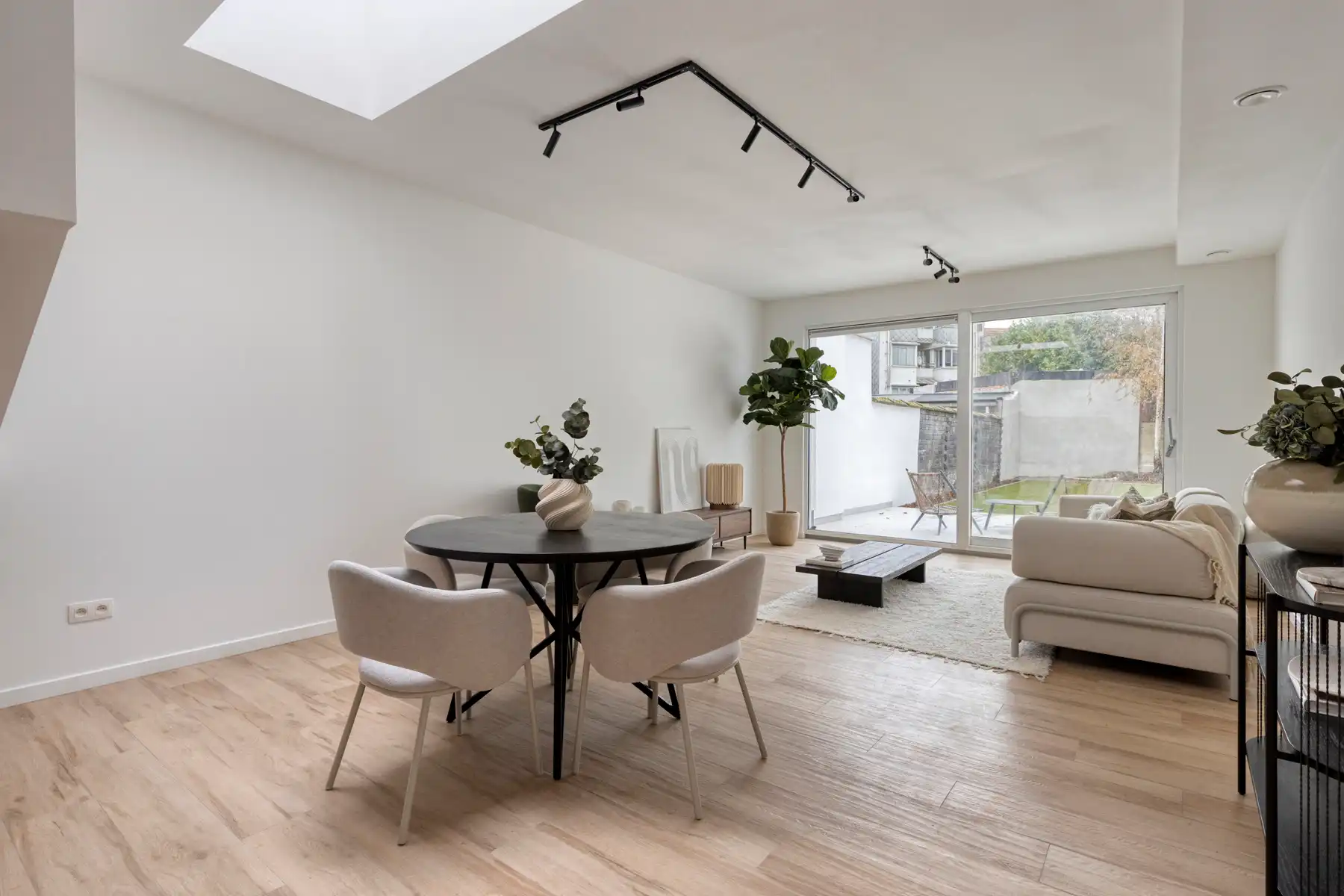 IN OPTIE - Energiezuinige vernieuwde woning met 4 slaapkamers. foto 3