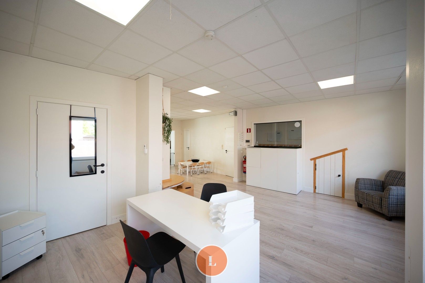 Te koop ruime halfopen woning met 4 slaapkamers en uitweg te Sint-Eloois-Winkel. foto 3