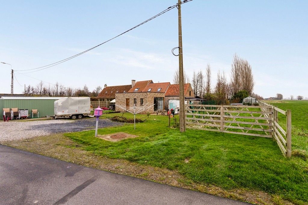 BEAUVOORDE: Charmant landhuis met alle comfort, 3 slaapkamers, garage met extra koterijen en een zalige tuin op 1.303m² grondoppervlakte. foto 4