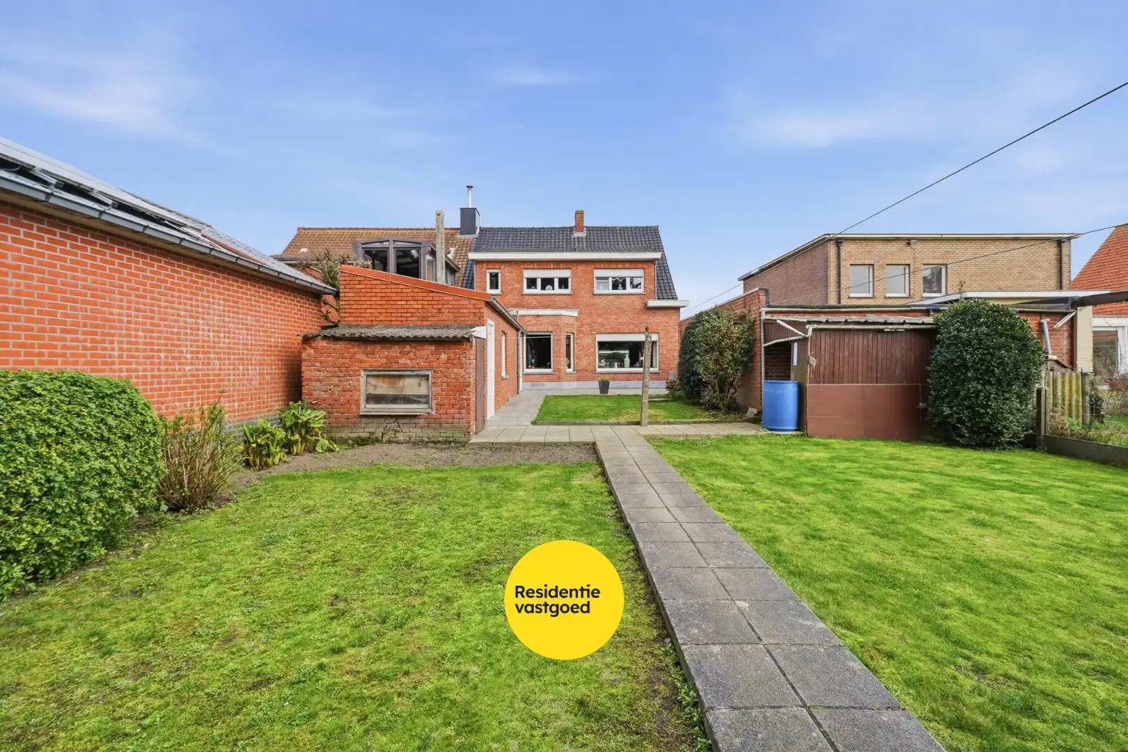 Halfopen woning met 4 slaapkamers, garage en ruime oprit op 429 m² in Oudenburg foto 2