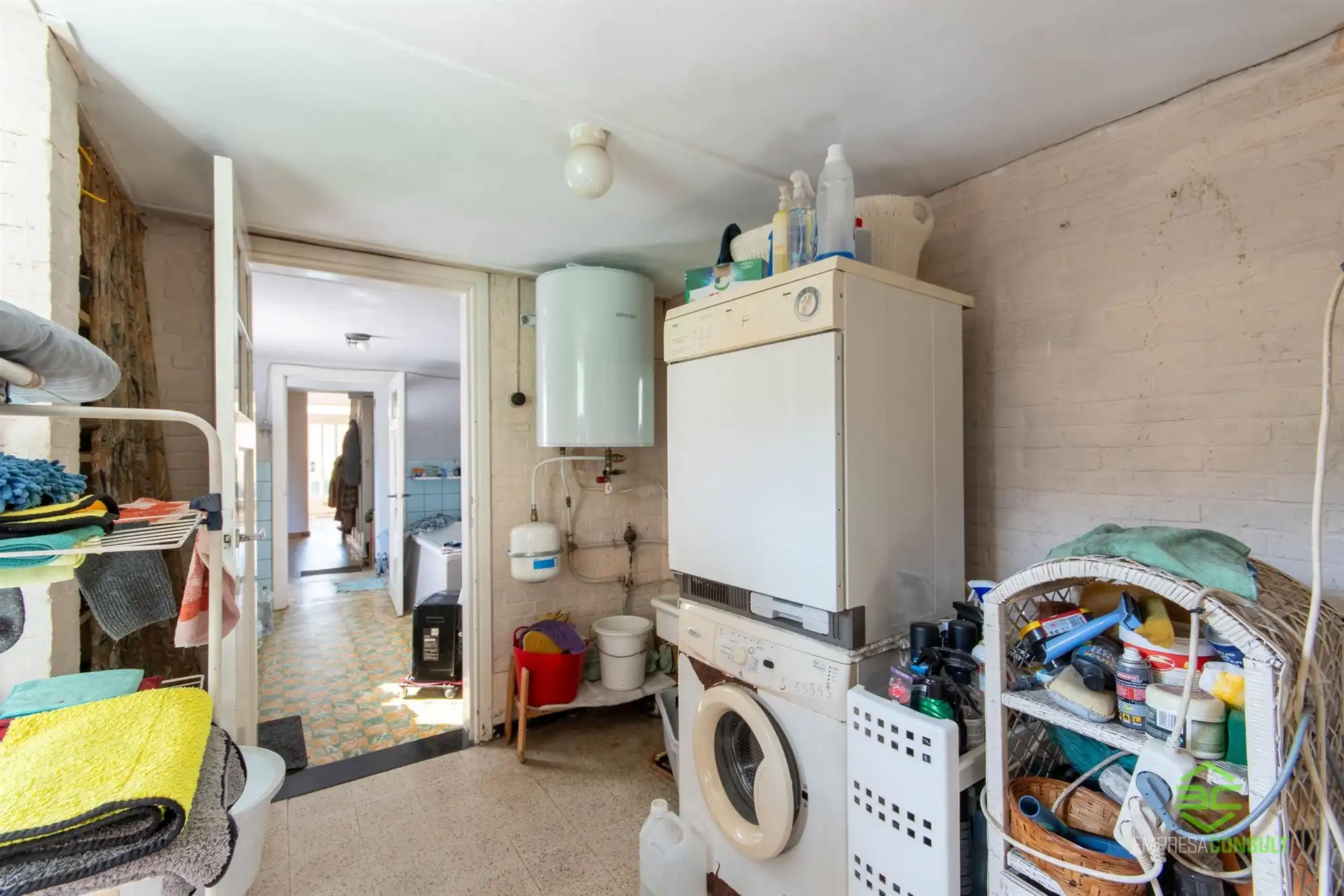 Te renoveren woning met ruime tuin op een rustige ligging! foto 6