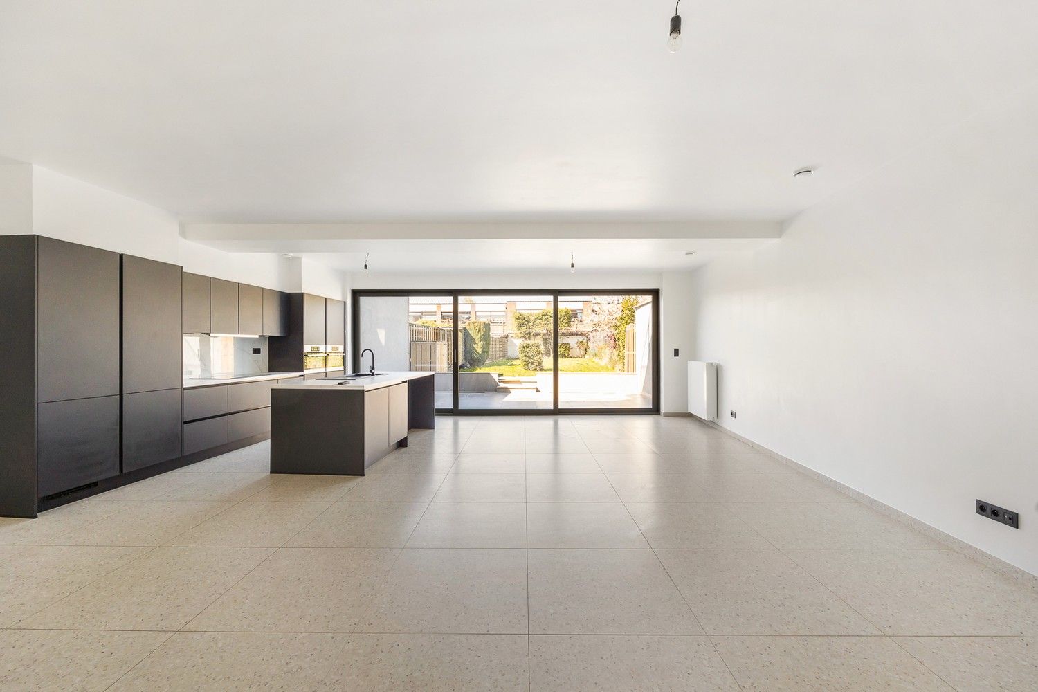 Modern gelijkvloers appartement met een zeer grote tuin (±200m²)  in hartje Sint-Niklaas! foto 5