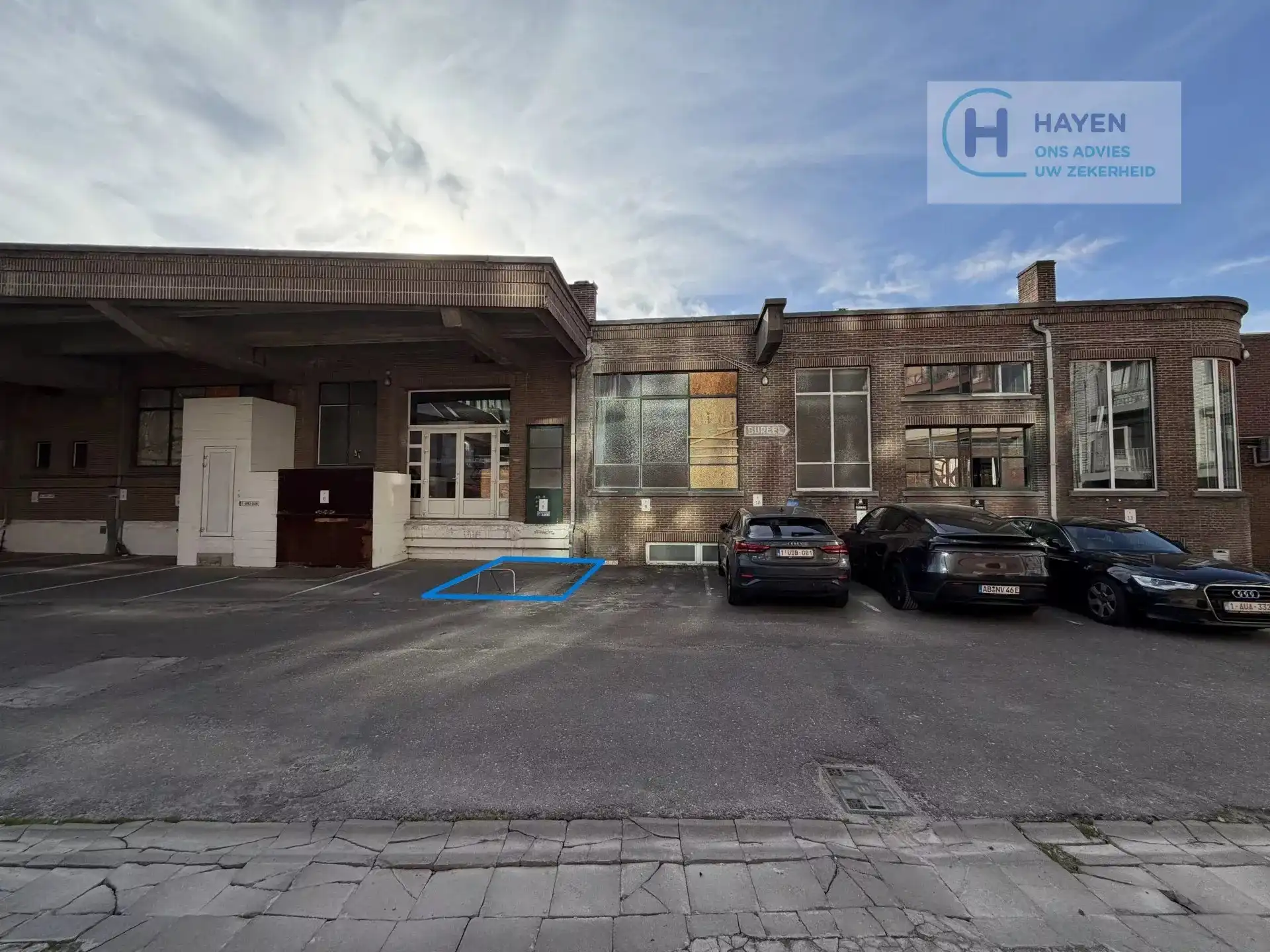 Parkeerplaats in overdekte afgesloten parking foto 4