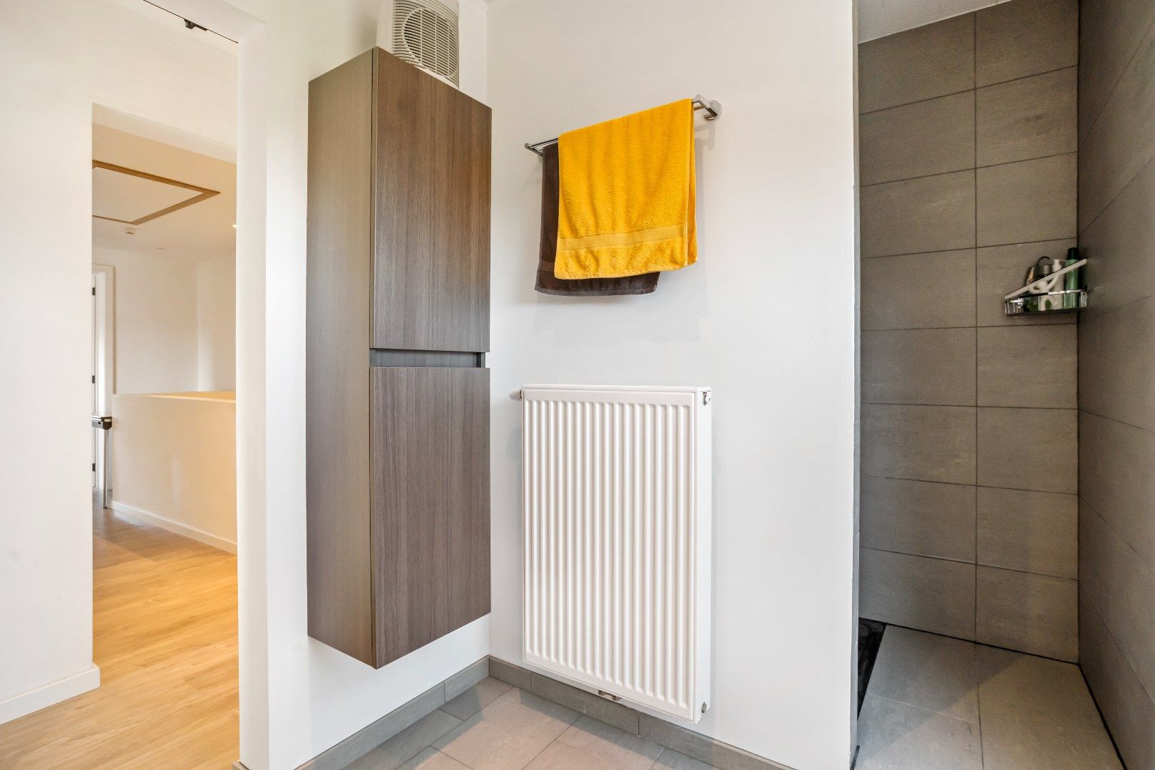 Deze prachtige woning werd 10 jaar geleden volledig gerenoveerd en biedt een moderne en comfortabele leefomgeving. foto 11