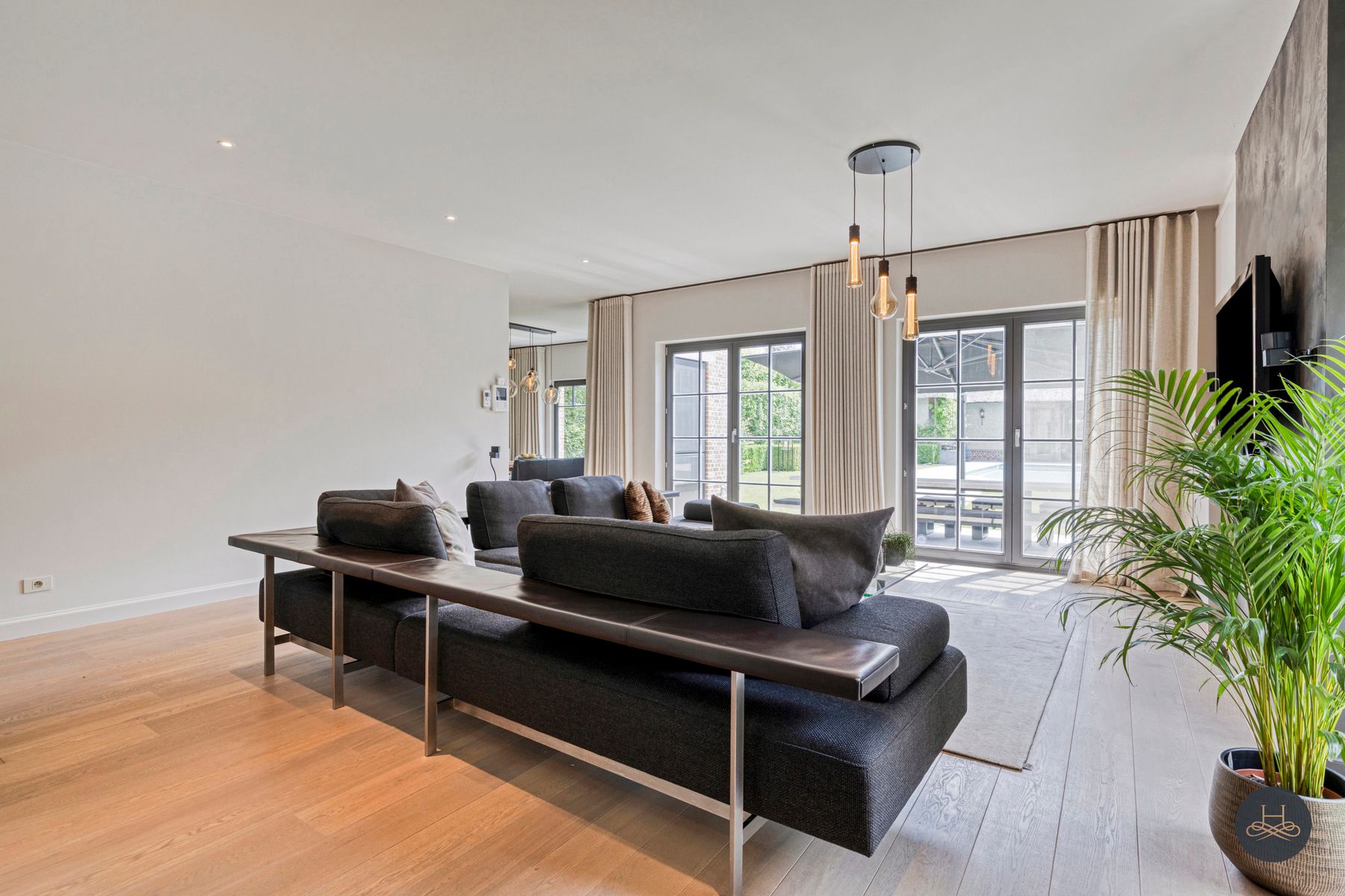 Instapklare villa met prachtig aangelegde tuin en zwembad foto 7
