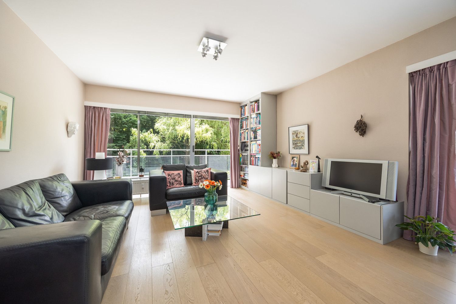 Energiezuinig (EPC B) hoekappartement met uitzonderlijke lichtinval en riant terras te Berchem foto 6