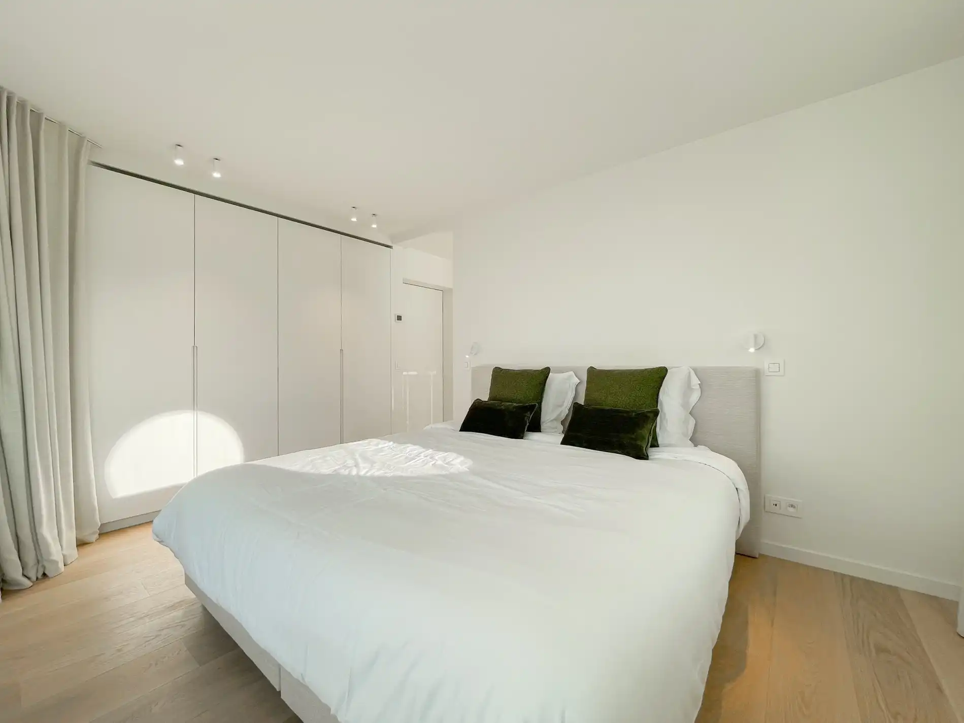 Exclusieve villa: Uitzonderlijk volledig gerenoveerde villa met frontaal zeezicht. foto 30