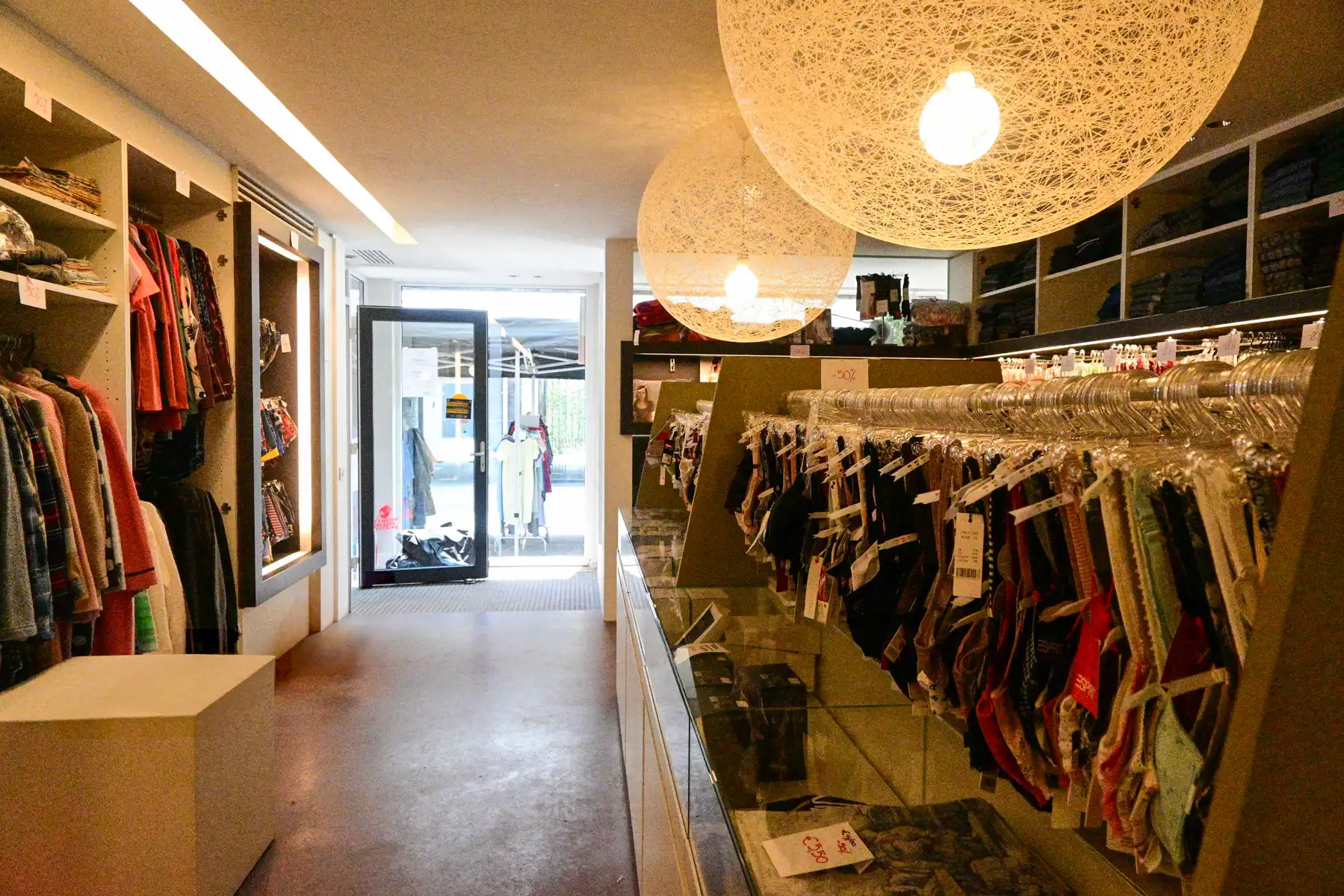 Ingerichte lingeriezaak in het centrum van Gistel. foto 6