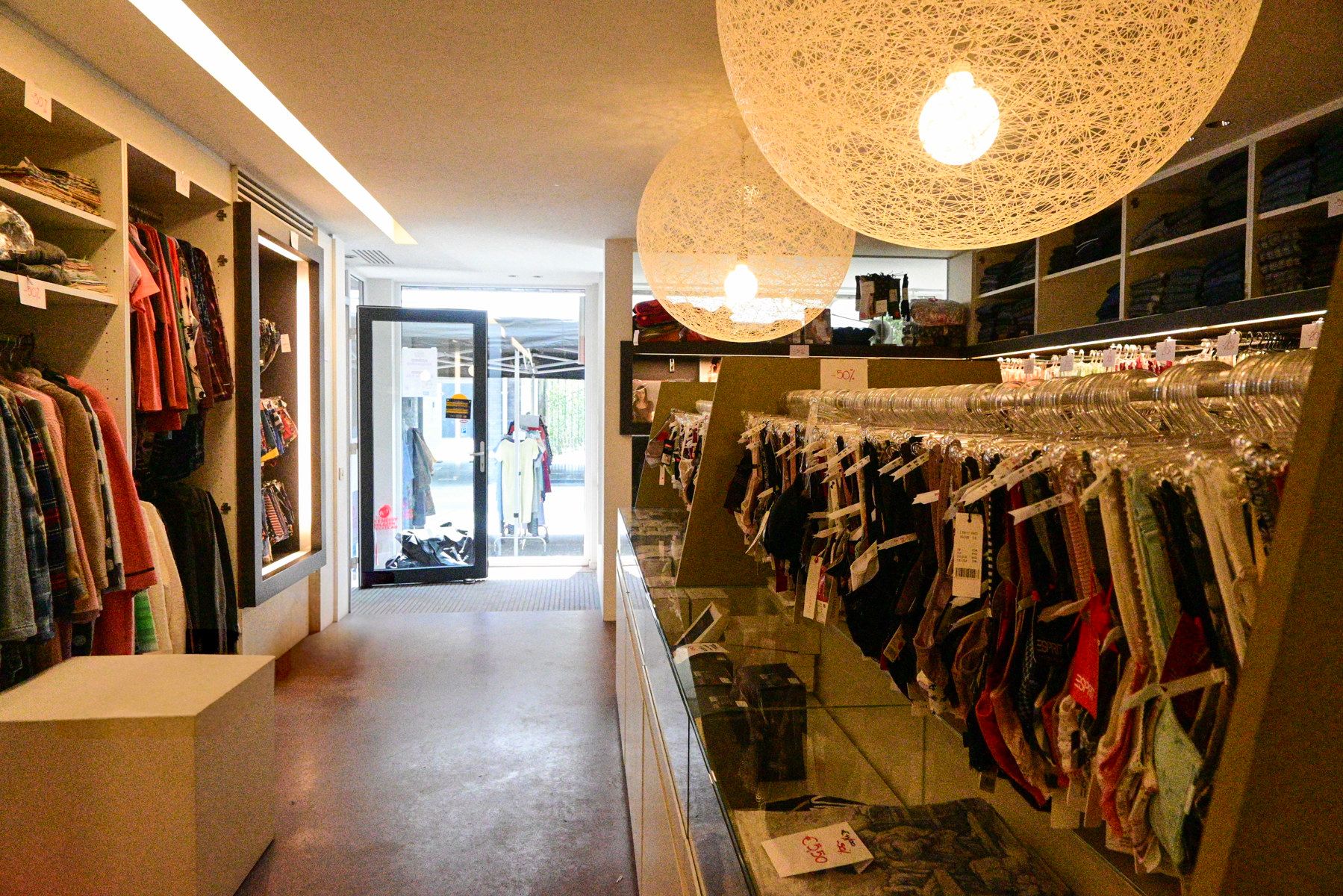 Ingerichte lingeriezaak in het centrum van Gistel. foto 6