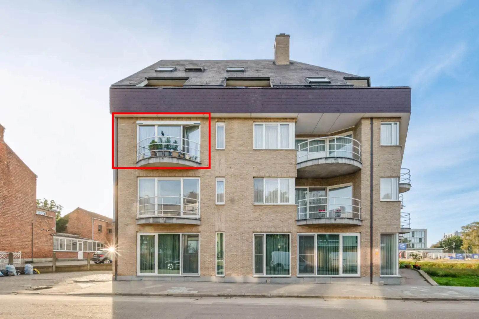 Ruim en centraal gelegen appartement, 2 slpk, met terras en garage foto {{pictureIndex}}