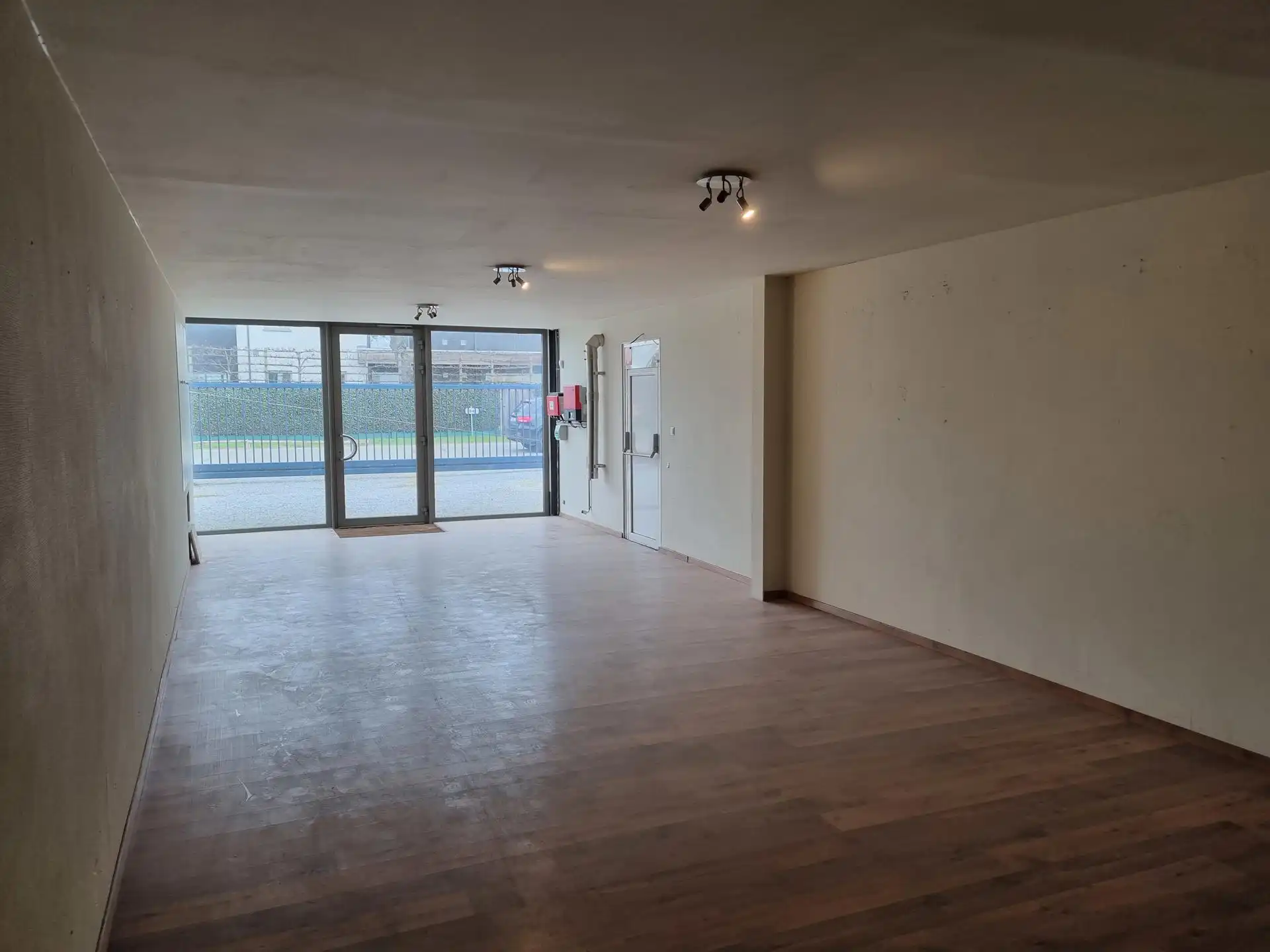 TE HUUR: bedrijfsgebouw van 1200m² met kantoren foto 4
