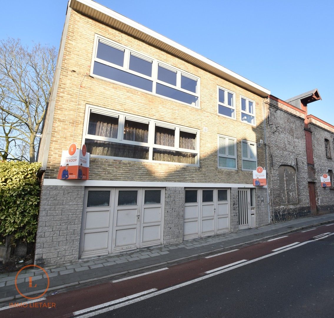 Opbrengsteigendom met 2 appartementen en 2 garages foto {{pictureIndex}}