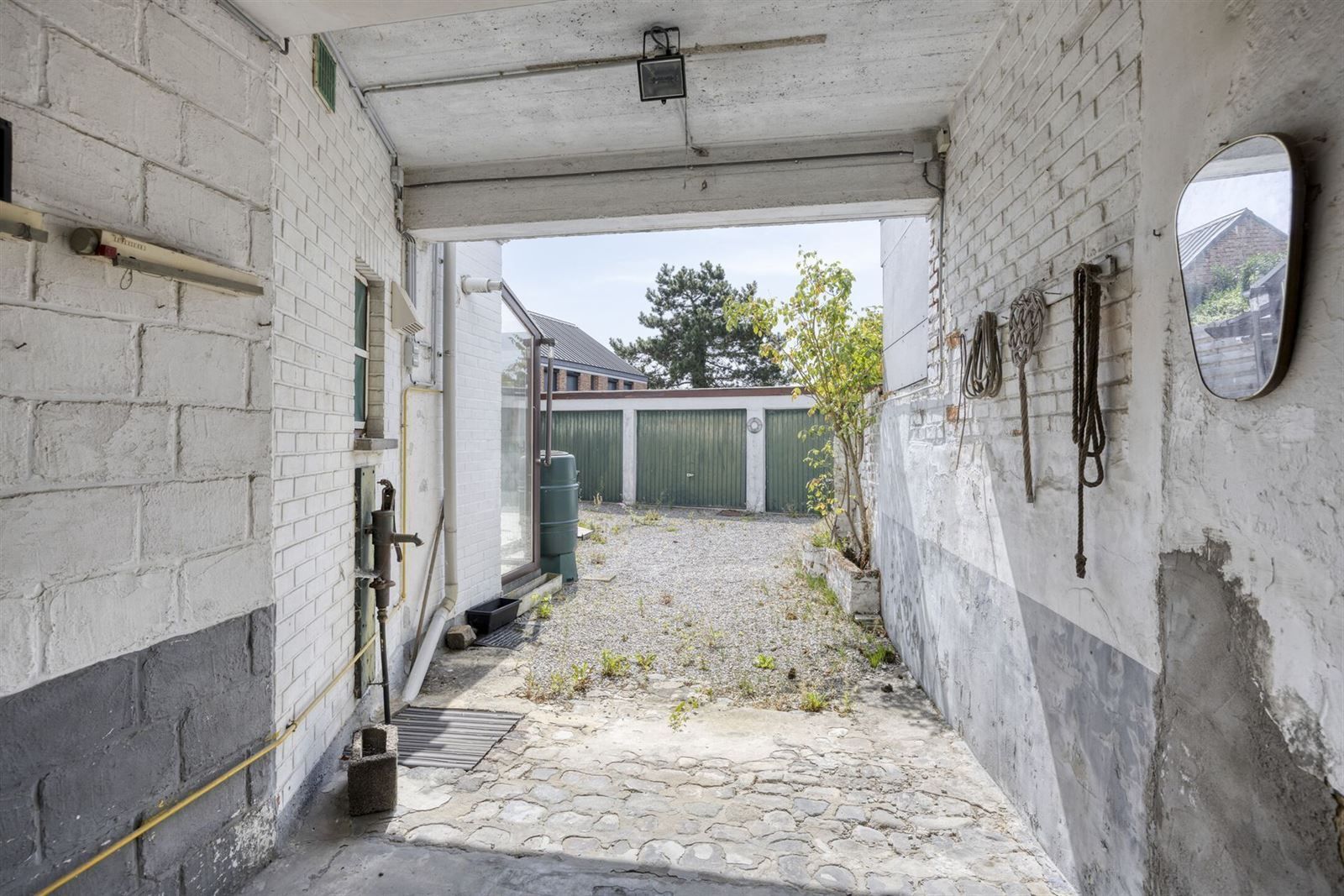 Opbrengstwoning met 2 appartementen en 3 garageboxen foto 27