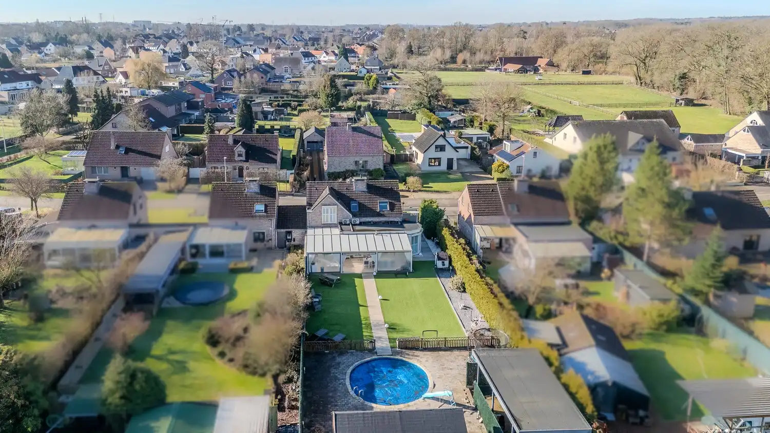 Stijlvolle, instapklare woning met vier slaapkamers, twee badkamers en verwarmd zwembad te koop in Lanaken foto 49