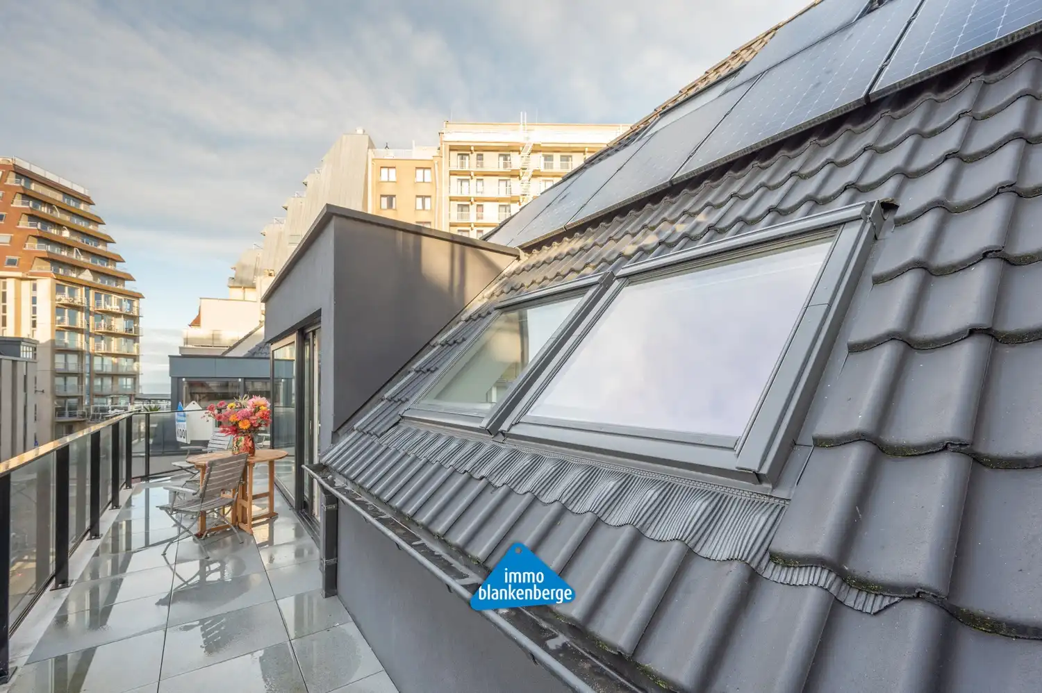 Gemeubelde exclusieve penthouse met garage, twee slaapkamers en terras foto 18