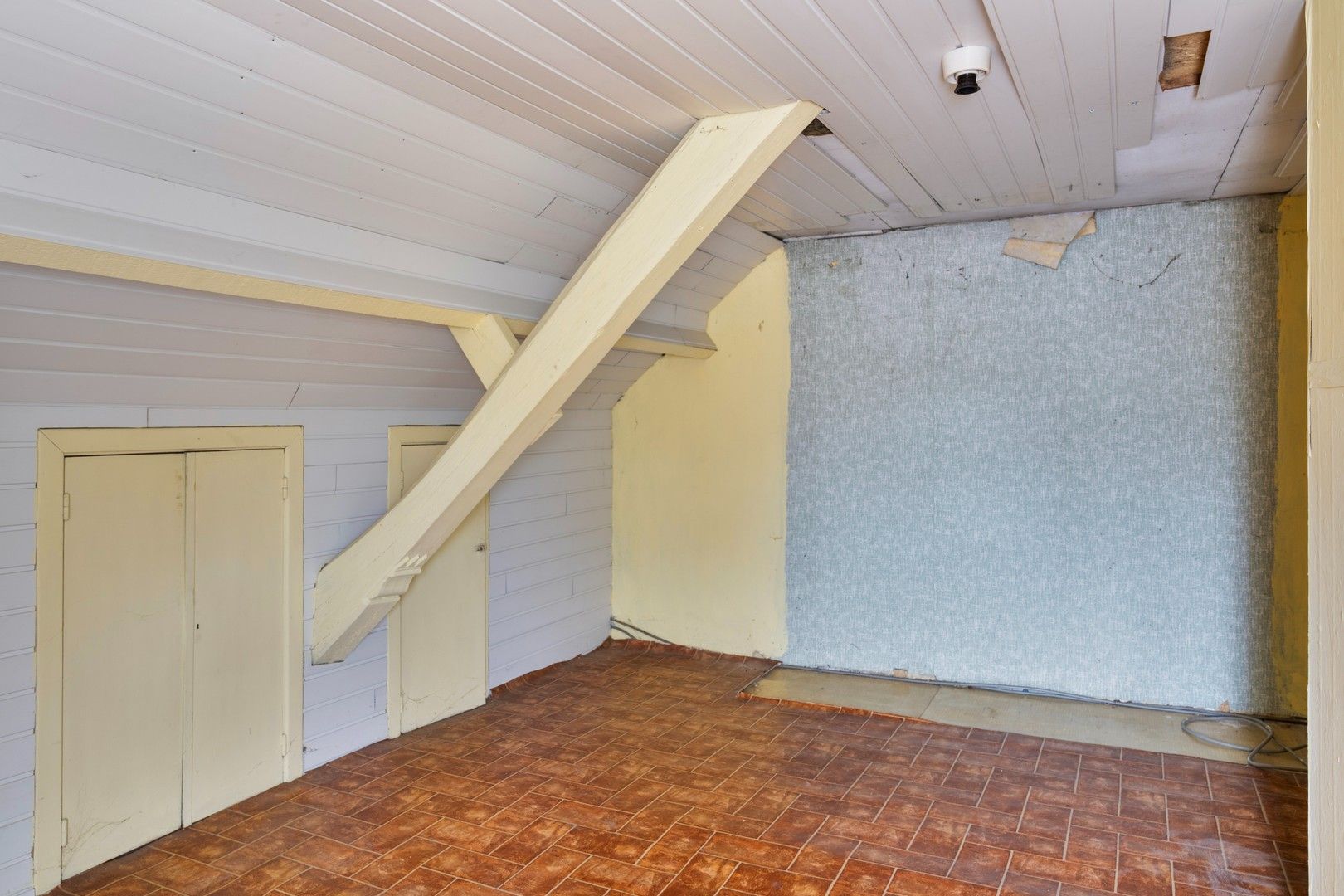 HEEL RUSTIG GELEGEN - TE RENOVEREN - WOONHUIS MET 4 SLPK, TUIN EN TUINBERGING foto 21