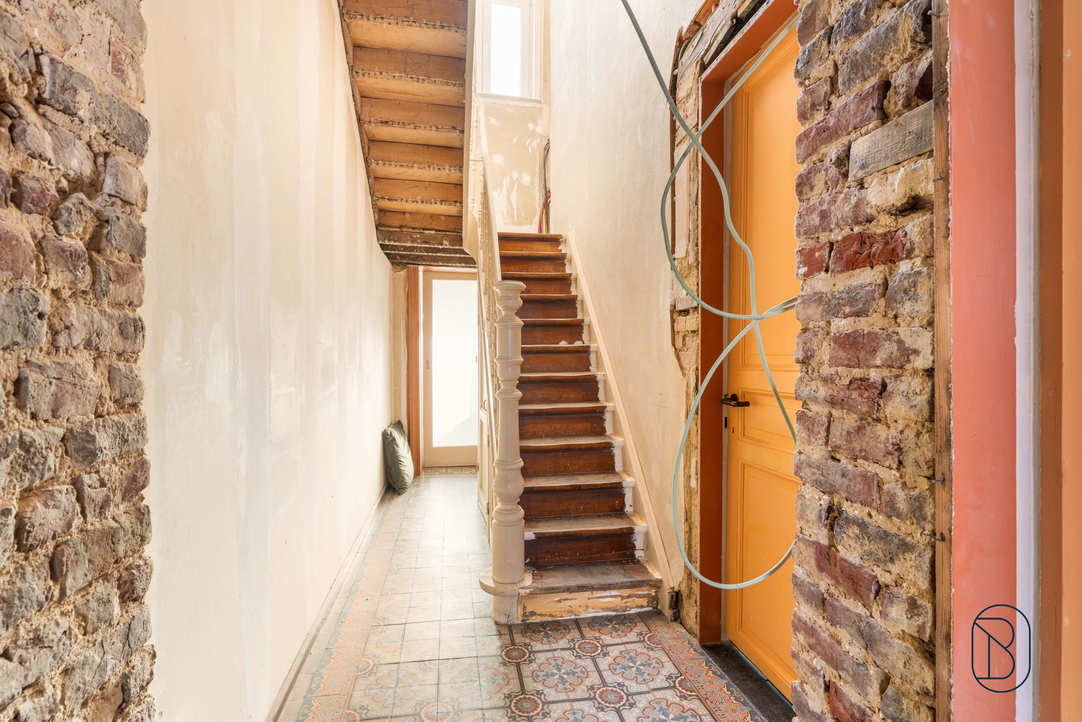 Topgelegen rijwoning met veel potentieel vlakbij het centrum foto 16