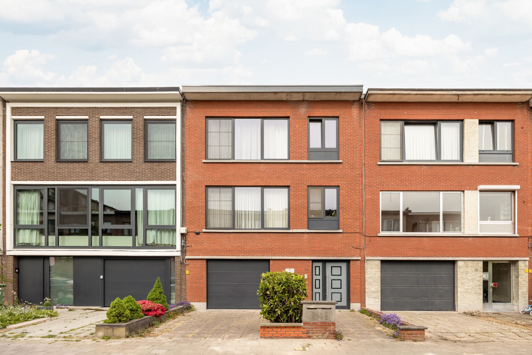 Appartementsgebouw in een rustige buurt foto {{pictureIndex}}