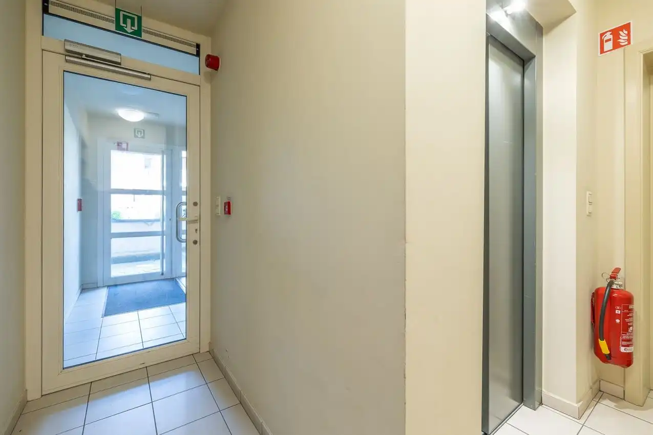 Duplex met twee slaapkamers en autostaanplaats op rustige locatie foto 25