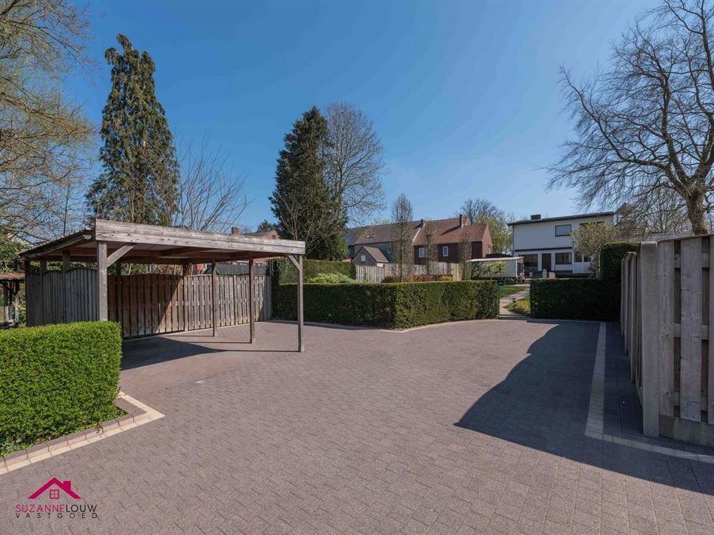 Half vrijstaande woning met garage foto 11