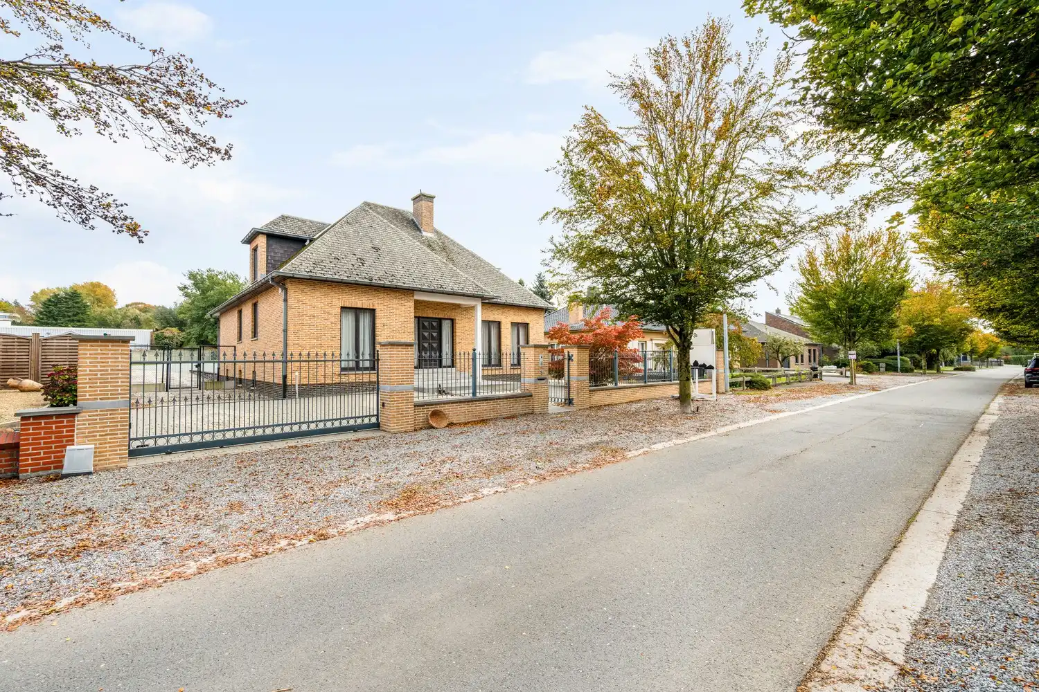 Ruimte, rust en bereikbaarheid: Solide villa met zwembad en achteringang op toplocatie in Erembodegem foto 2