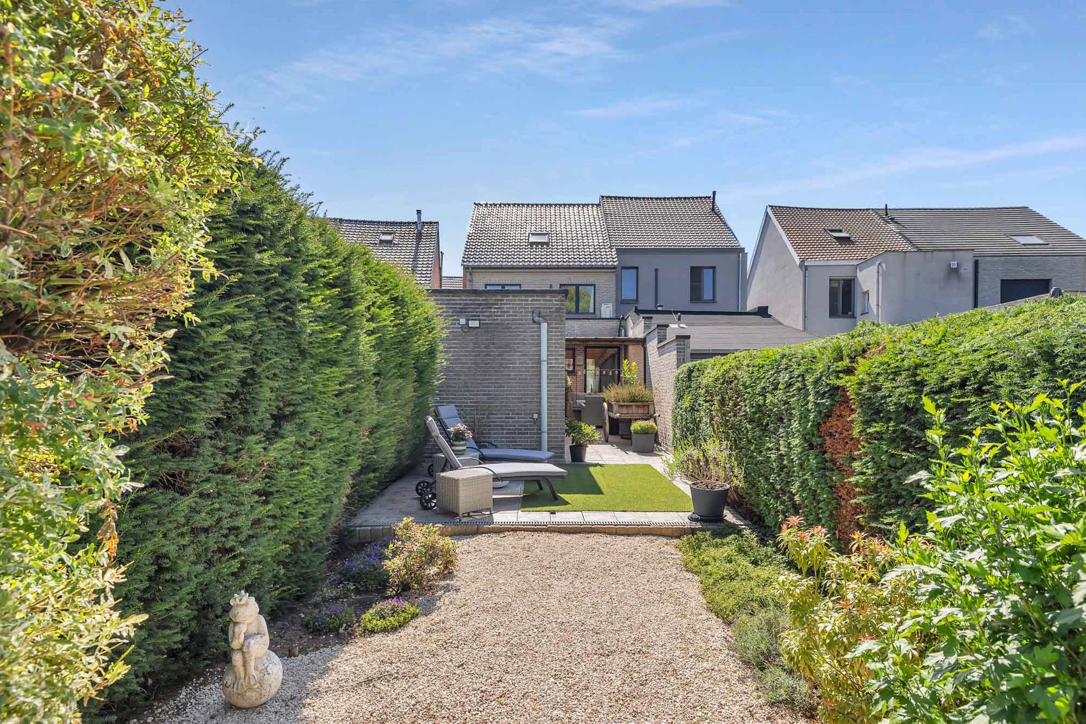Instapklare woning met garage en tuin foto 29