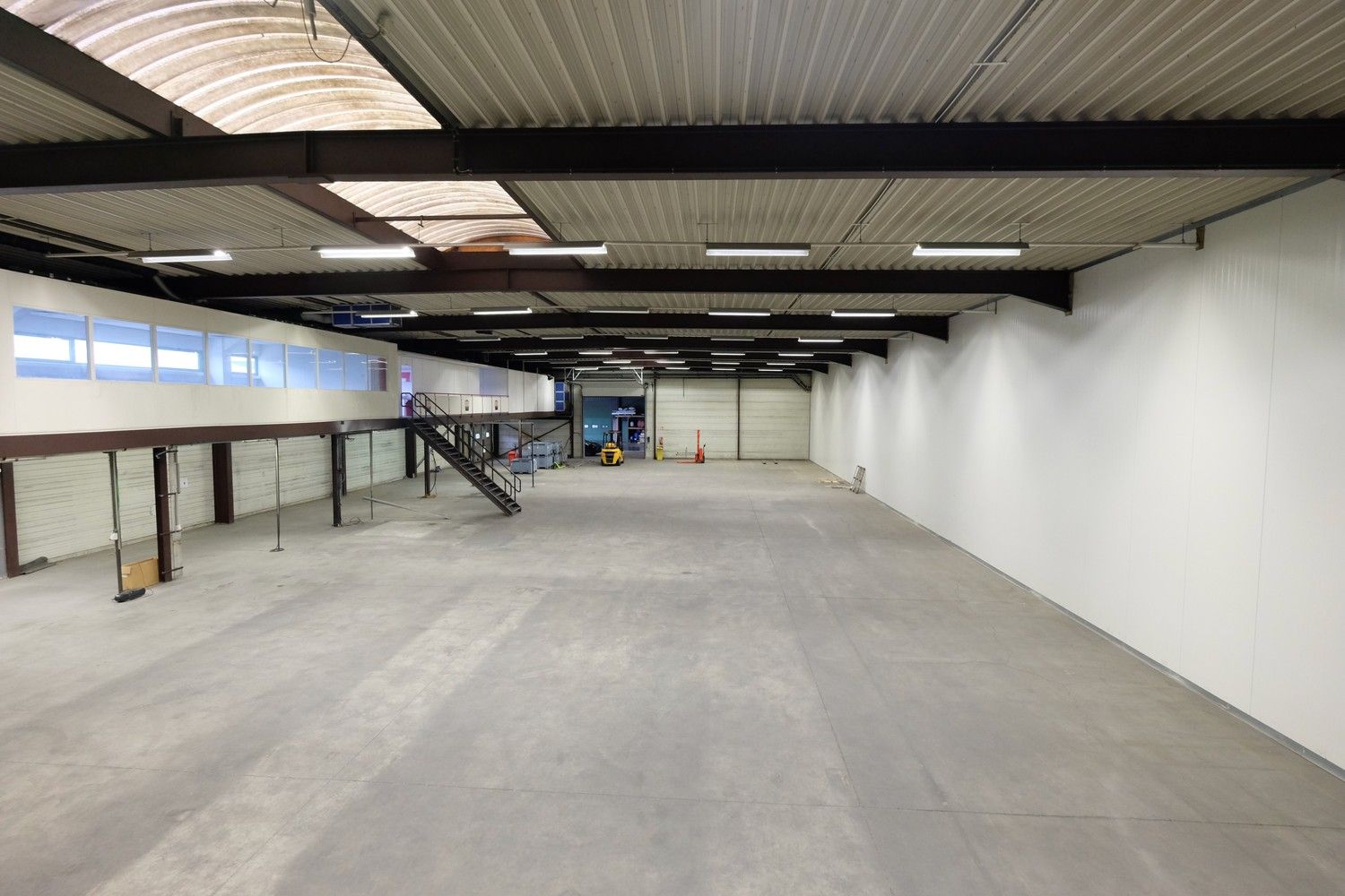 Bedrijfshal te huur met 1168 m² grondoppervlakte + 362 m² bureel/sociale ruimte foto 4