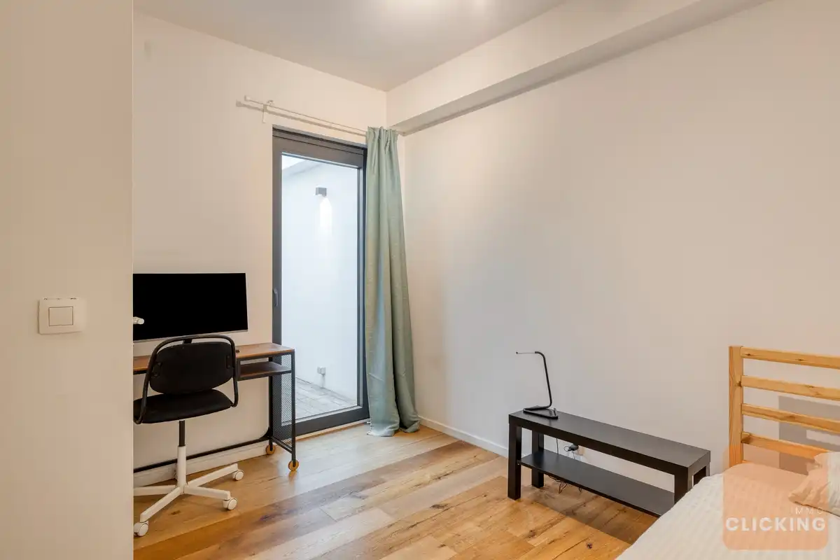 Stijlvol en recent appartement met tuin en patio foto 19