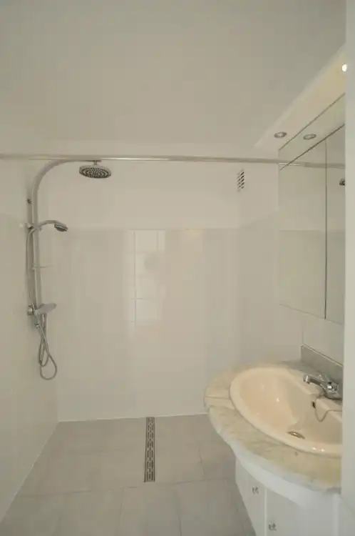 Ruim appartement te koop in Residentie Capricornus te Rekem foto 9