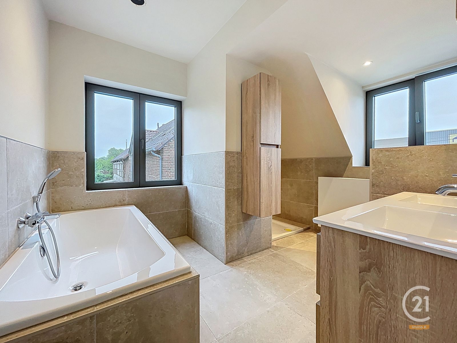 Volledig gerenoveerd handeshuis met woonst op toplocatie! foto 10