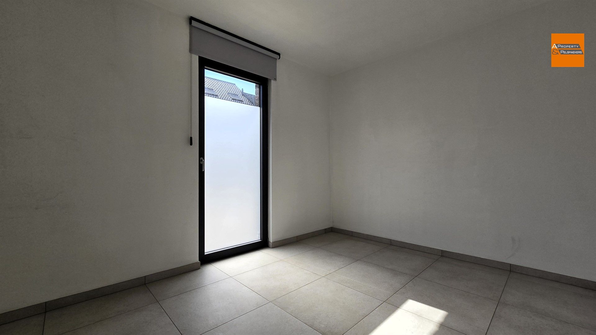  Gelijkvloersappartement met 2 slaapkamers, tuin, berging en parking foto 5