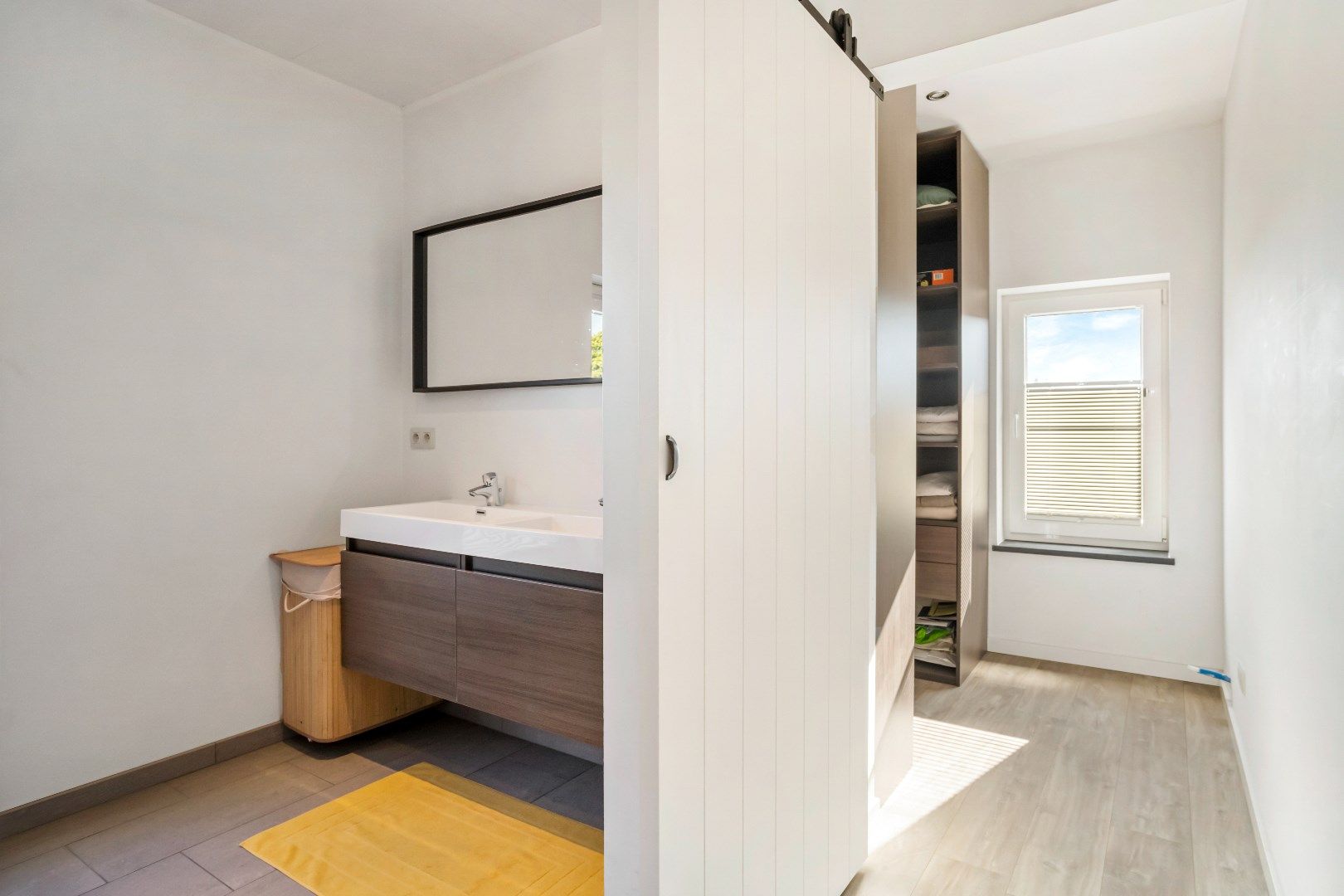 Deze prachtige woning werd 10 jaar geleden volledig gerenoveerd en biedt een moderne en comfortabele leefomgeving. foto 10