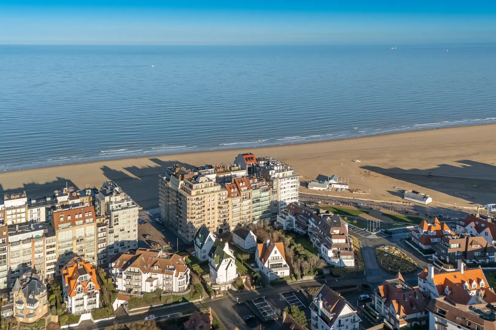 Ruim 4-slaapkamerappartement vlakbij de zee en RBSC in Duinbergen. foto 14