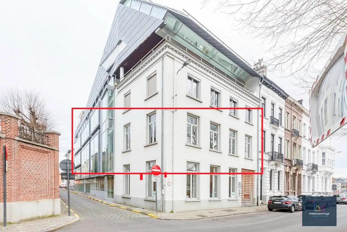 Luxueuze kantoorloft met inpandige staanplaats  en kelderberging  te Coupure Rechts.  foto {{pictureIndex}}