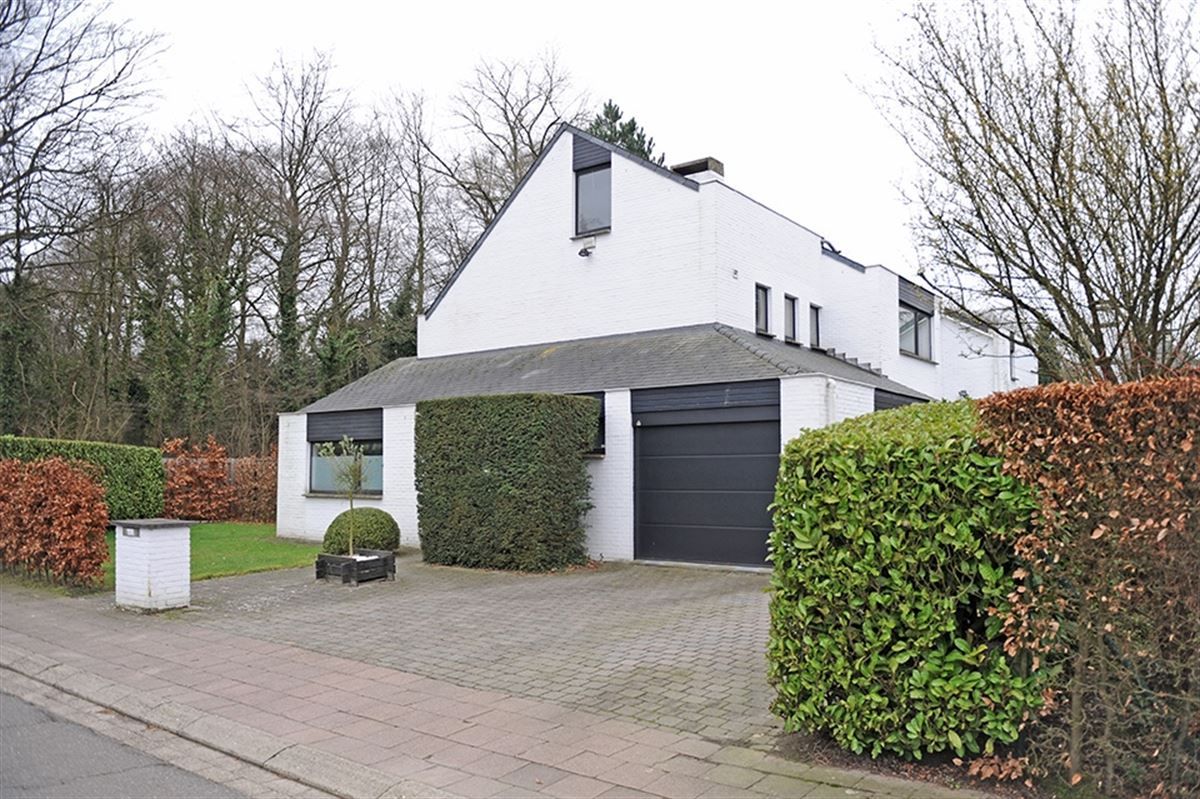 Op te frissen villa op toplocatie foto {{pictureIndex}}