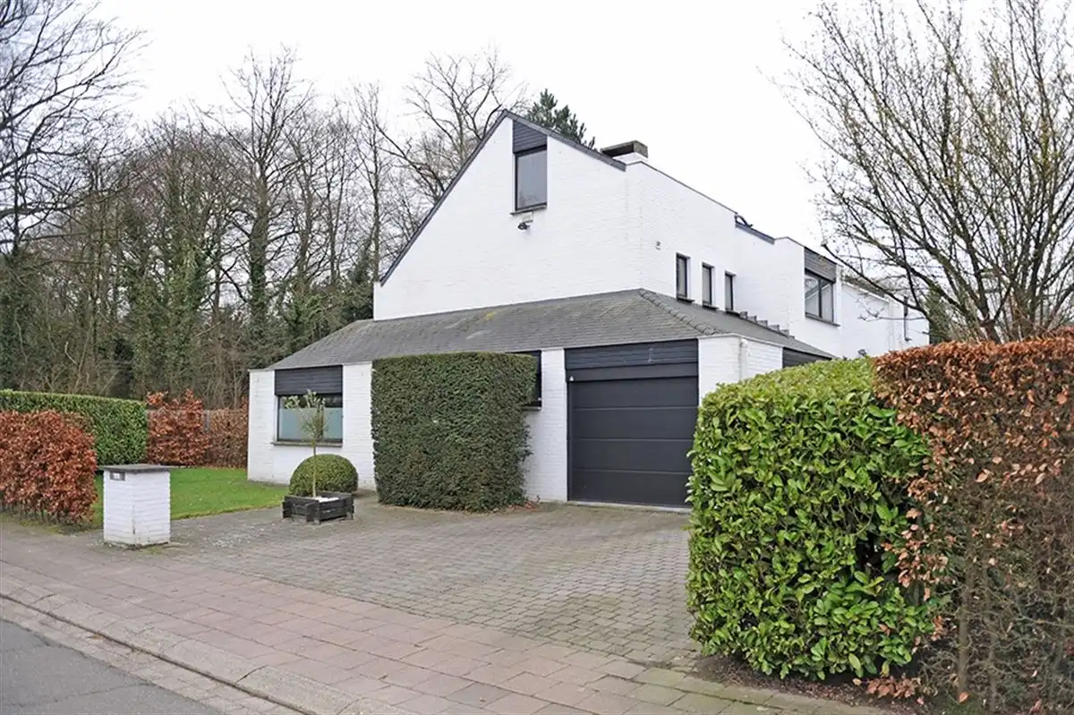 Op te frissen villa op toplocatie foto {{pictureIndex}}