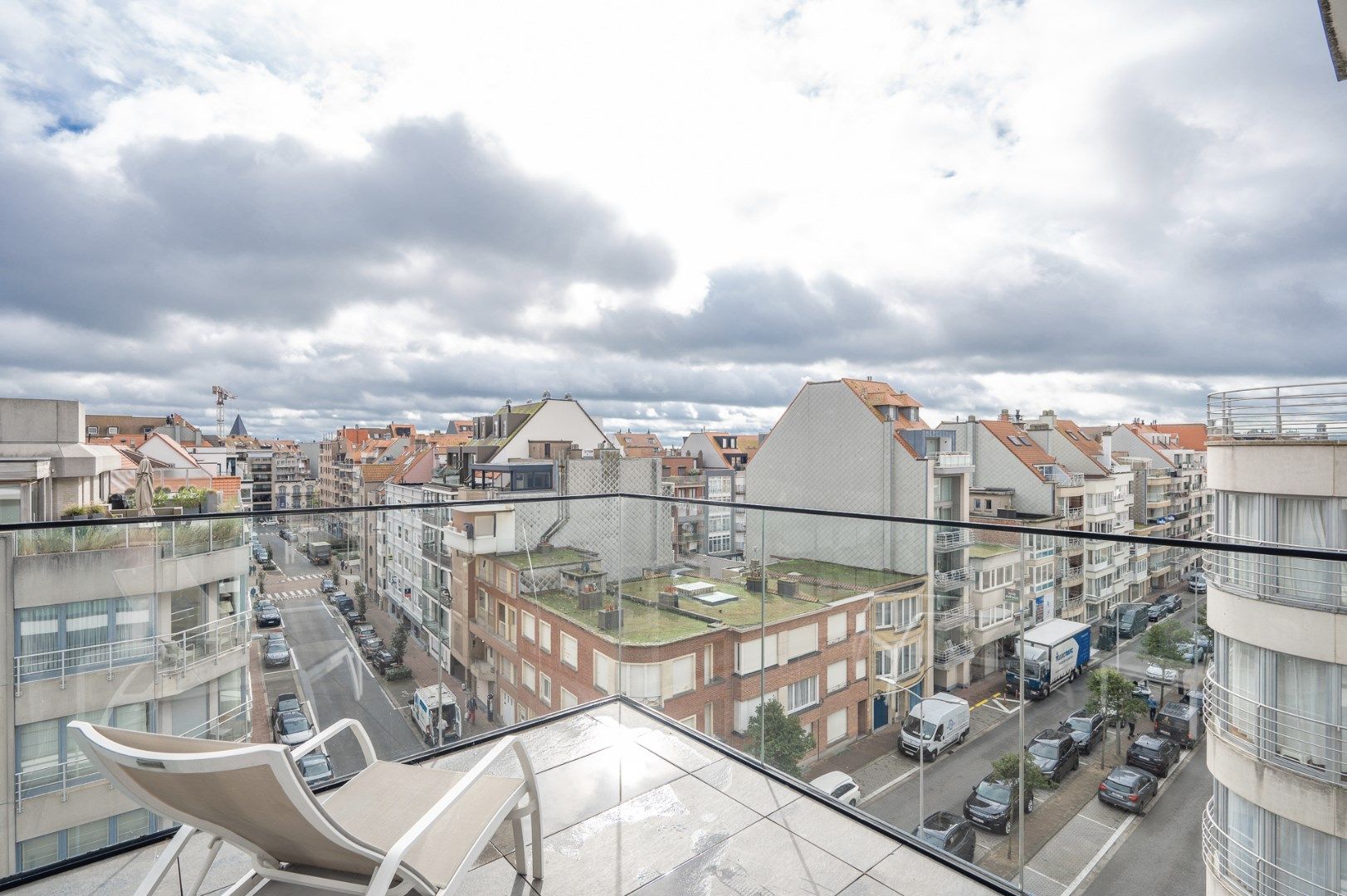 Buitengewone hoekduplex ( 274m²) gelegen vlakbij Zeedijk en het Rubensplein. Ruime garage te koop in het gebouw. foto 9