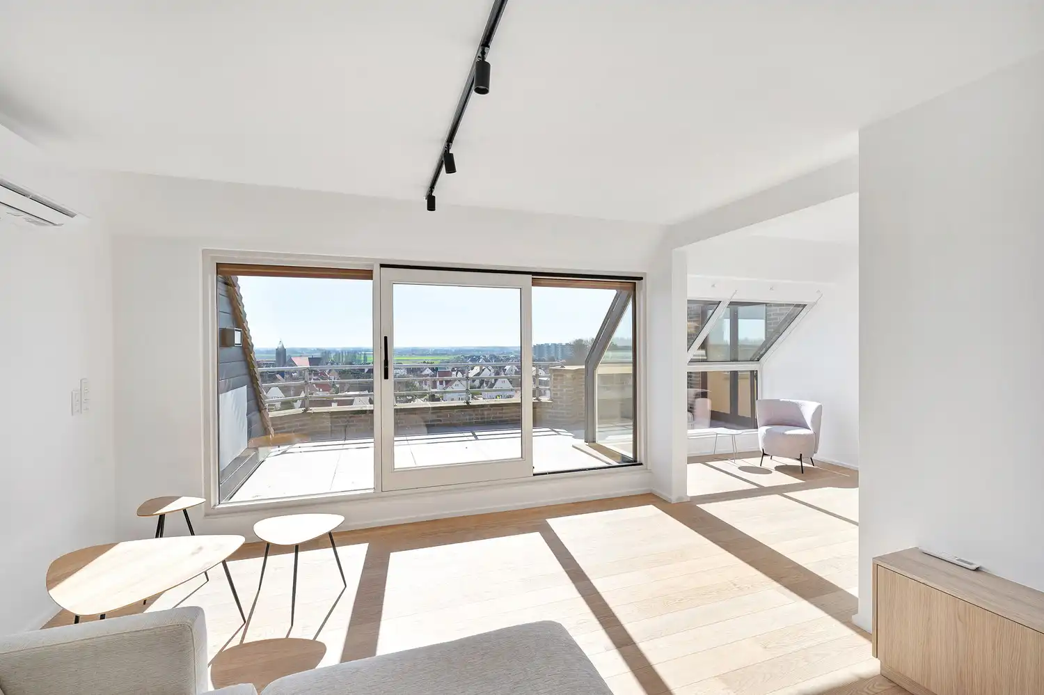 Uitzonderlijk duplex appartement met 4 slaapkamers en groot terras net achter de Zeedijk in Duinbergen foto 3