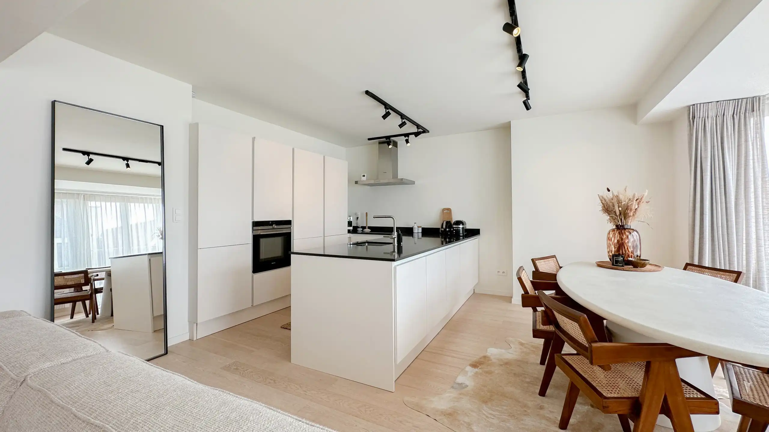 Ruim en lichtrijk 3-slpk. appartement nabij Groentenmarkt foto 4