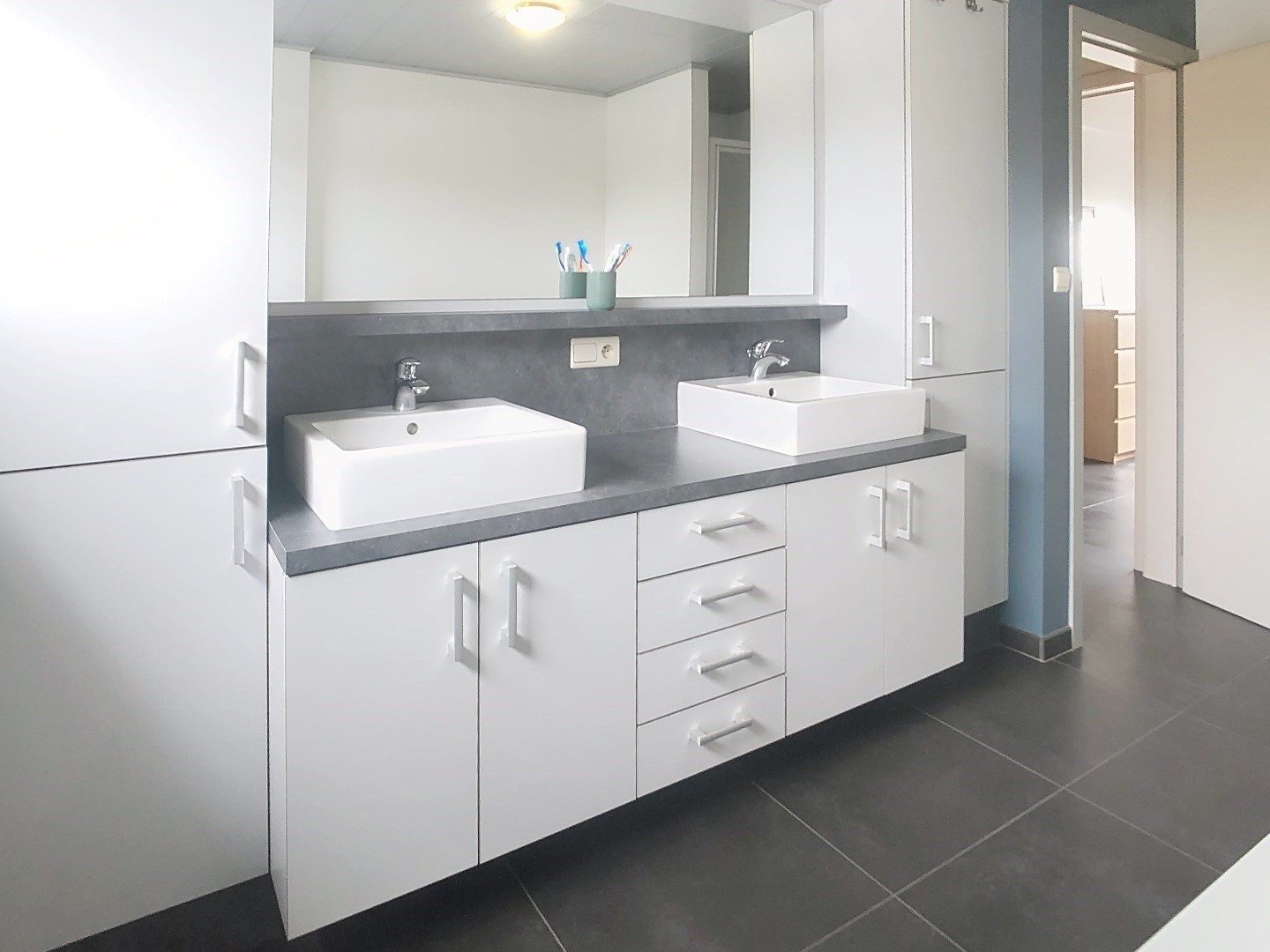 Recent vernieuwde woning in het centrum van Westrozebeke foto 6