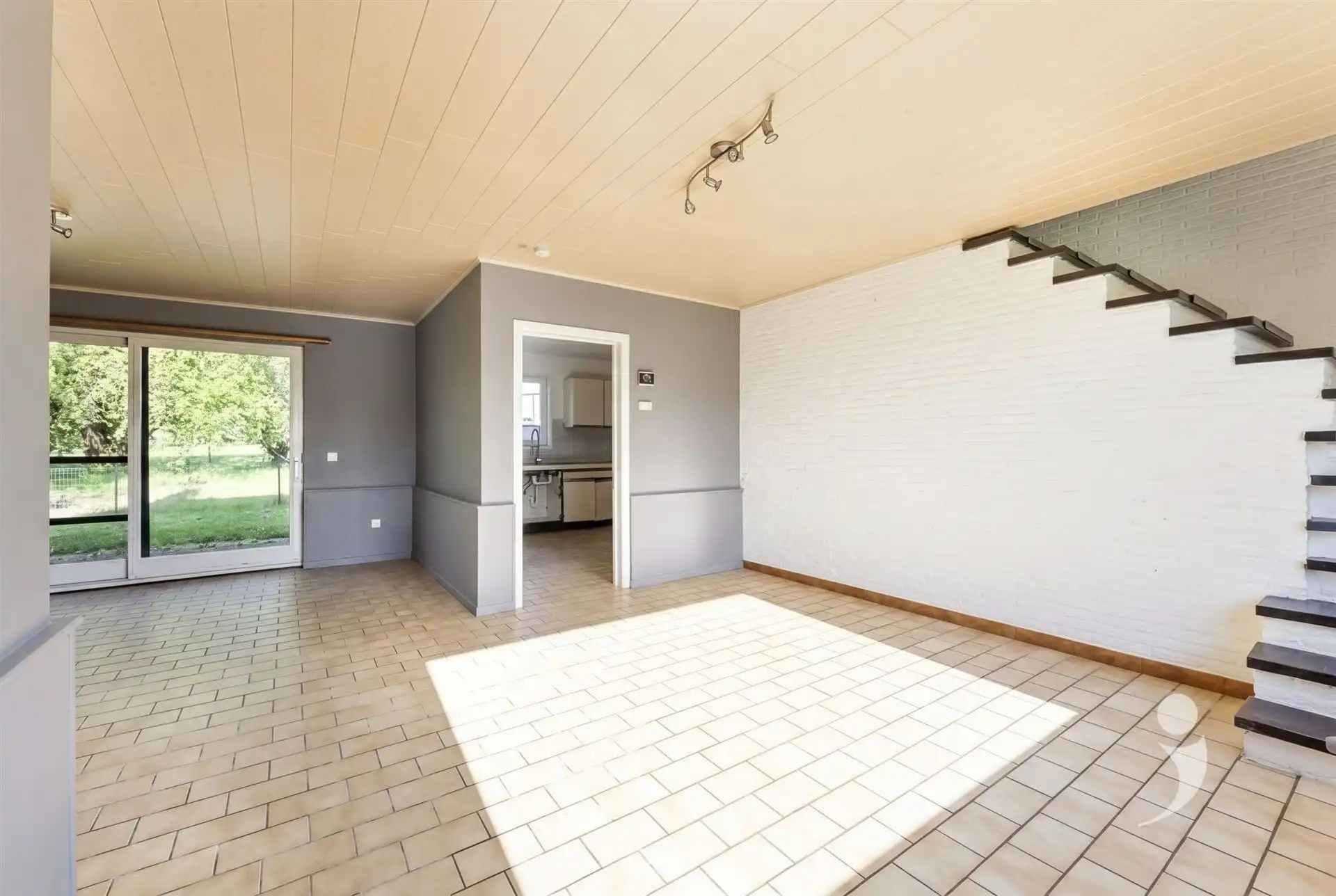 Ruime te renoveren woning met 3 slaapkamers foto 7