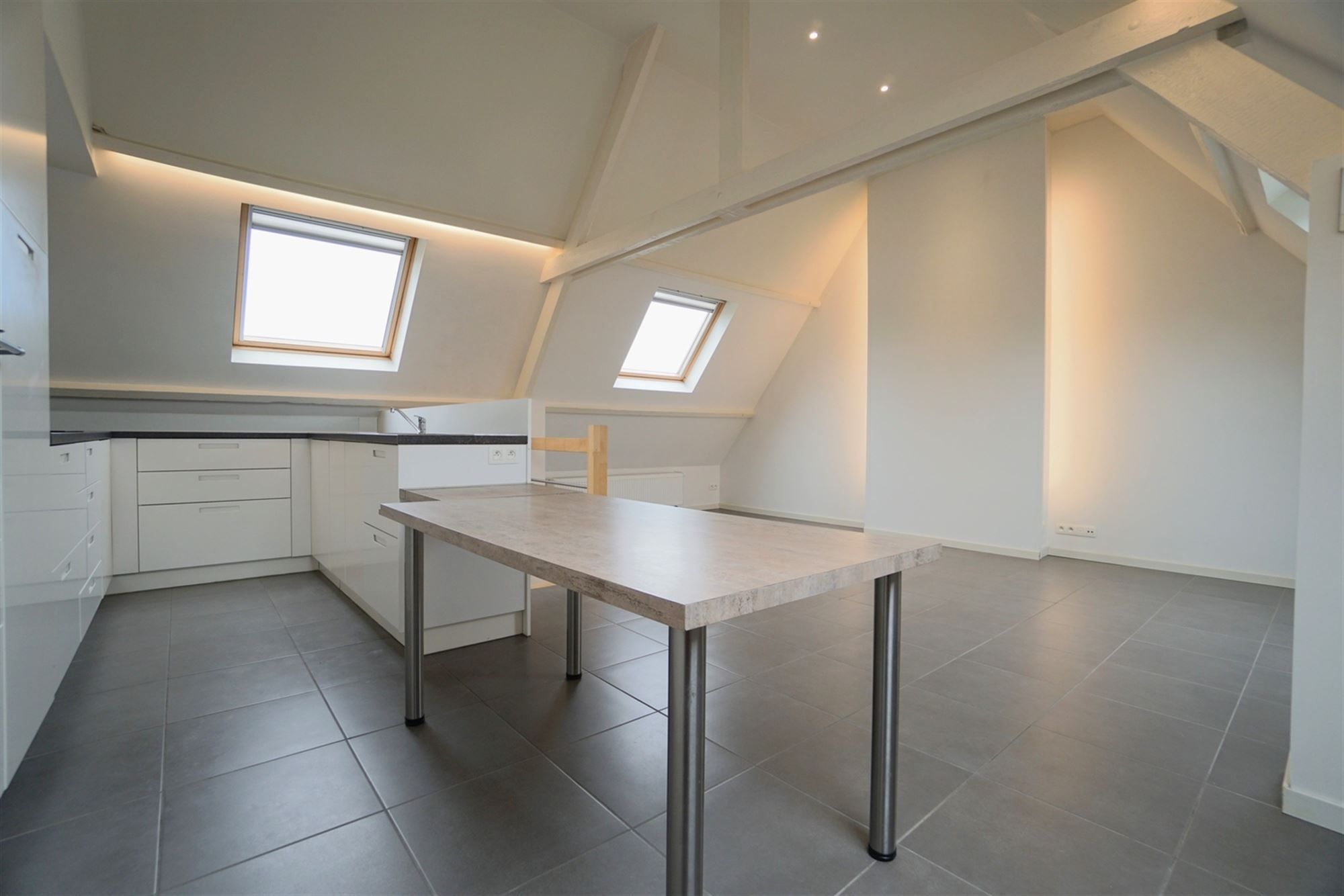 Duplex appartement met 2 slaapkamers en garage op uitstekende locatie foto 4