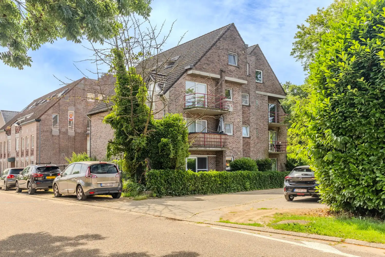 Instapklaar appartement met twee slaapkamers en ruime ondergrondse parking in Smeermaas, Lanaken. foto 2