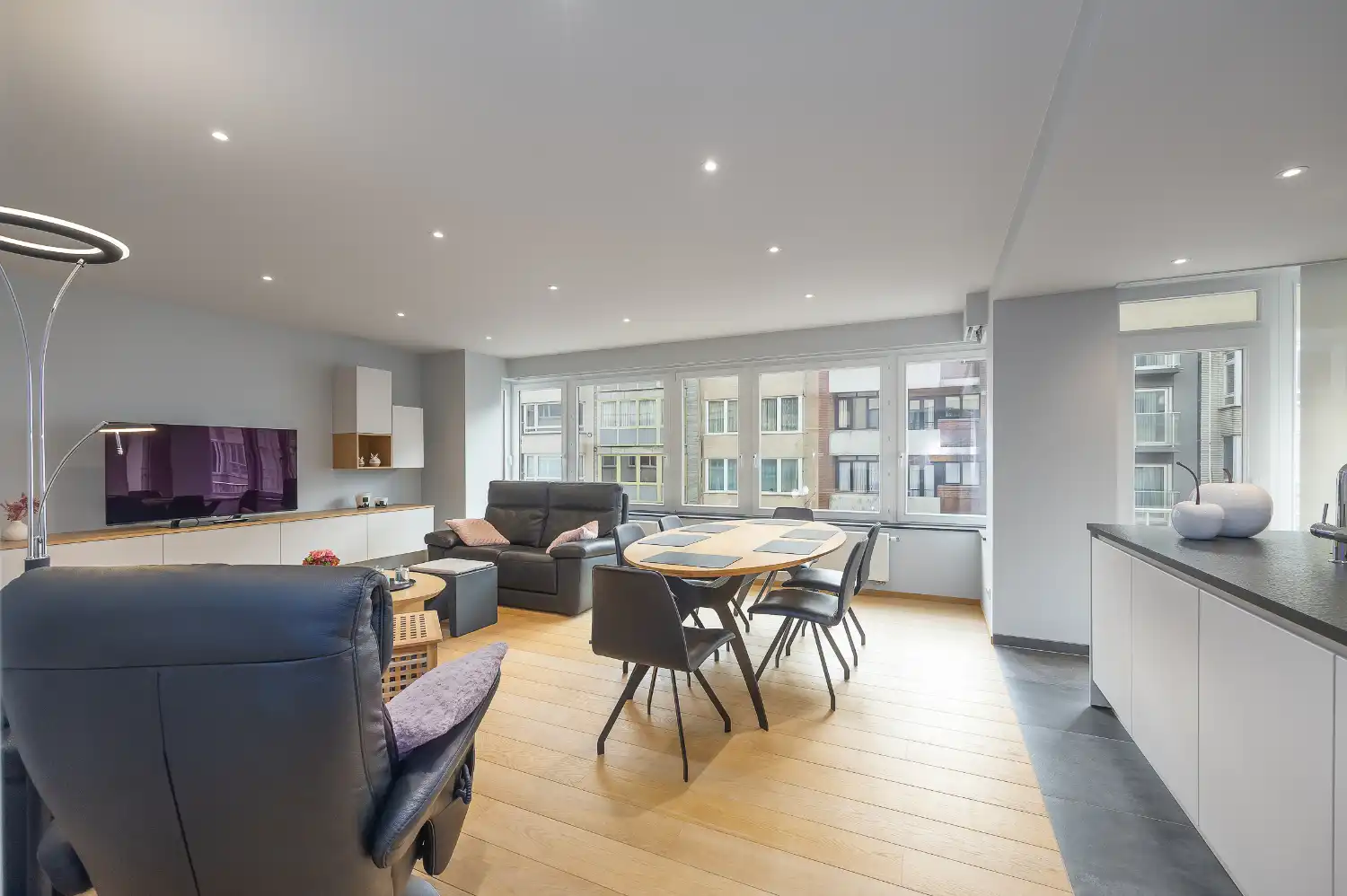 Gerenoveerd 2-slaapkamer appartement met inpandige garage in hartje Oostende foto 13