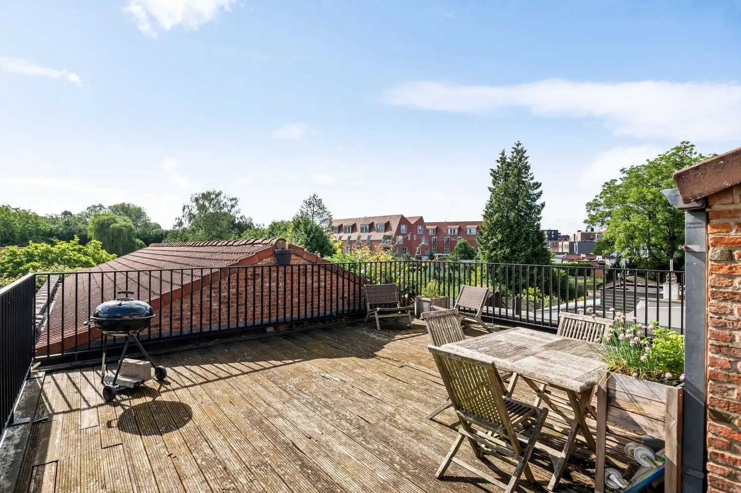 Riant magazijn (235m²) met woonst & terras centraal gelegen te Lier foto 2