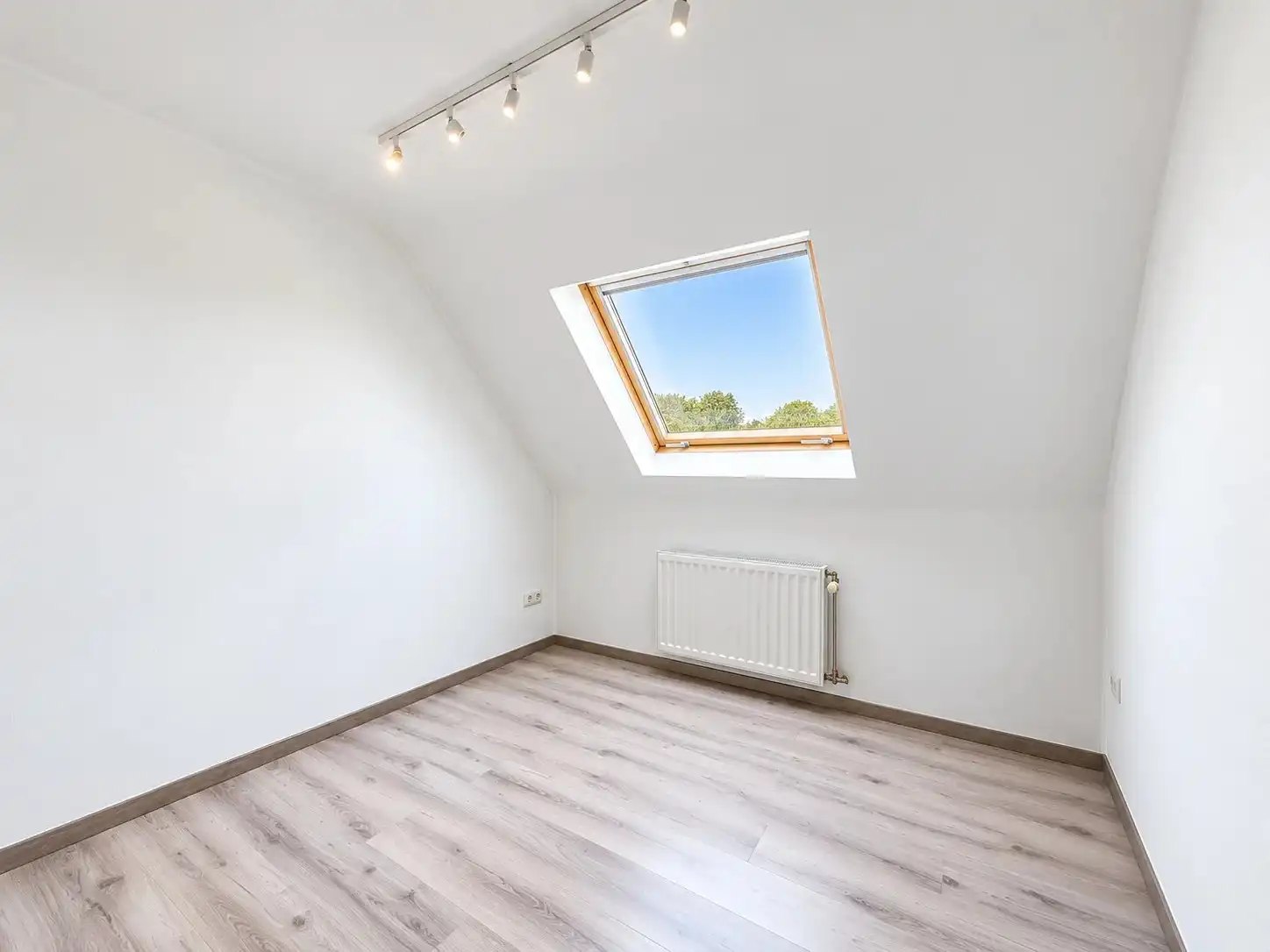 Zeer ruim duplex appartement met mogelijk 4 slaapkamers, ruim terras en garage vlakbij het centrum. foto 26